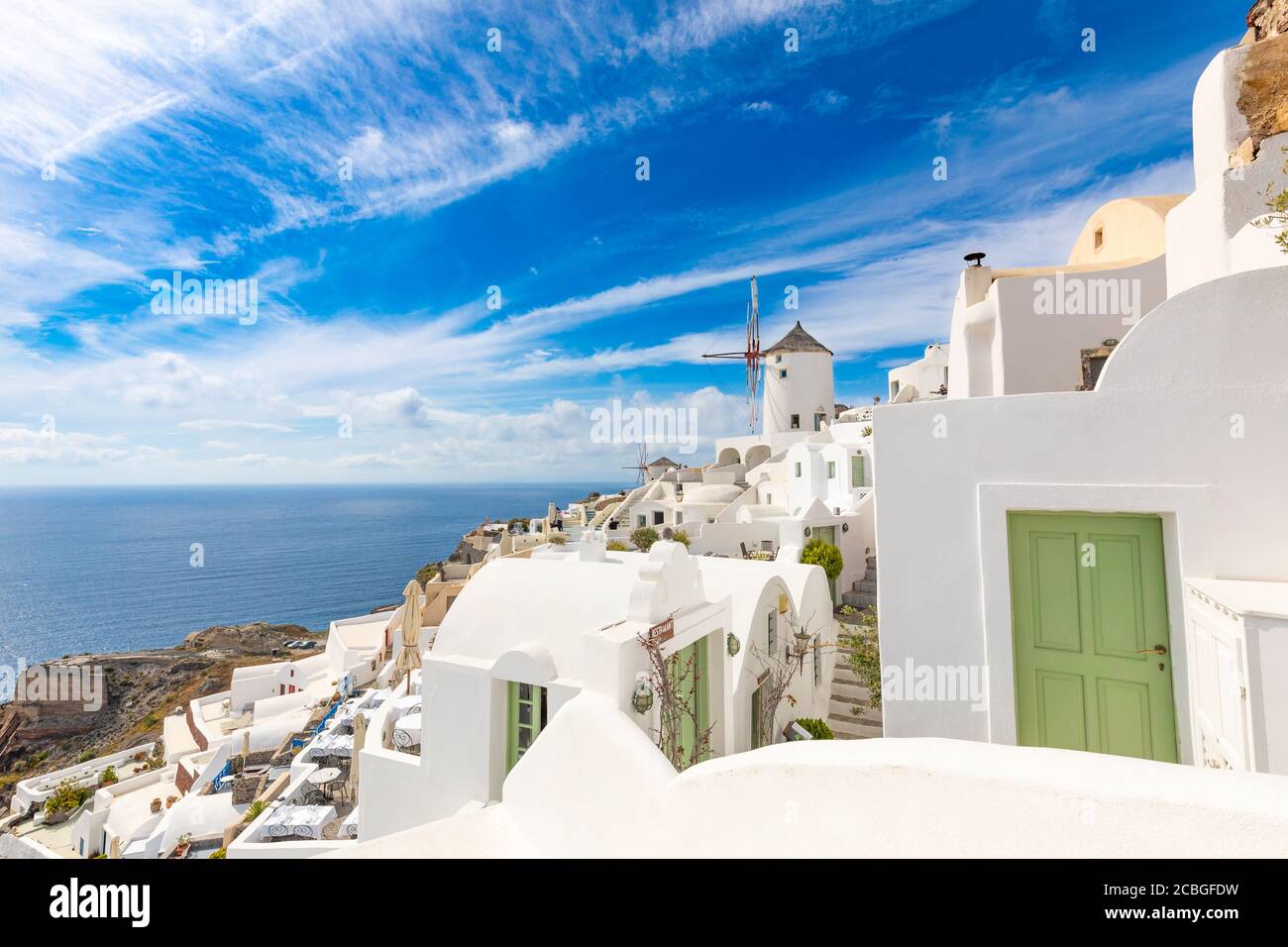 Reiseziele im Sommer. Malerisches Stadtbild von Oia Dorf auf Santorini Insel befindet vulkanischen Caldera. Traditionelle Windmühlen, Luxusurlaub Stockfoto