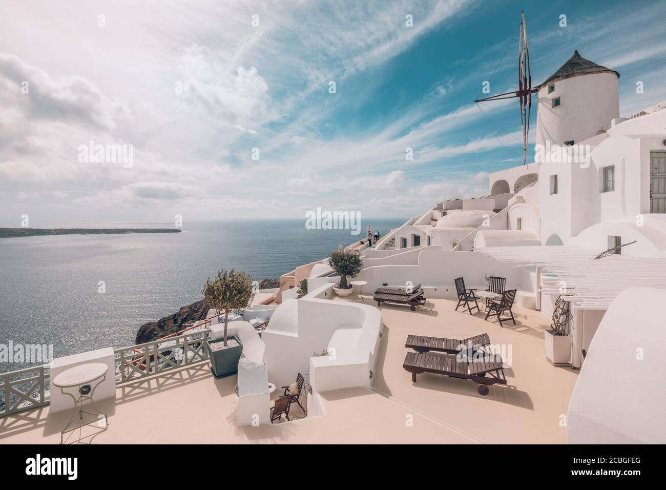 Reiseziele im Sommer. Malerisches Stadtbild von Oia Dorf auf Santorini Insel befindet vulkanischen Caldera. Traditionelle Windmühlen, Luxusurlaub Stockfoto