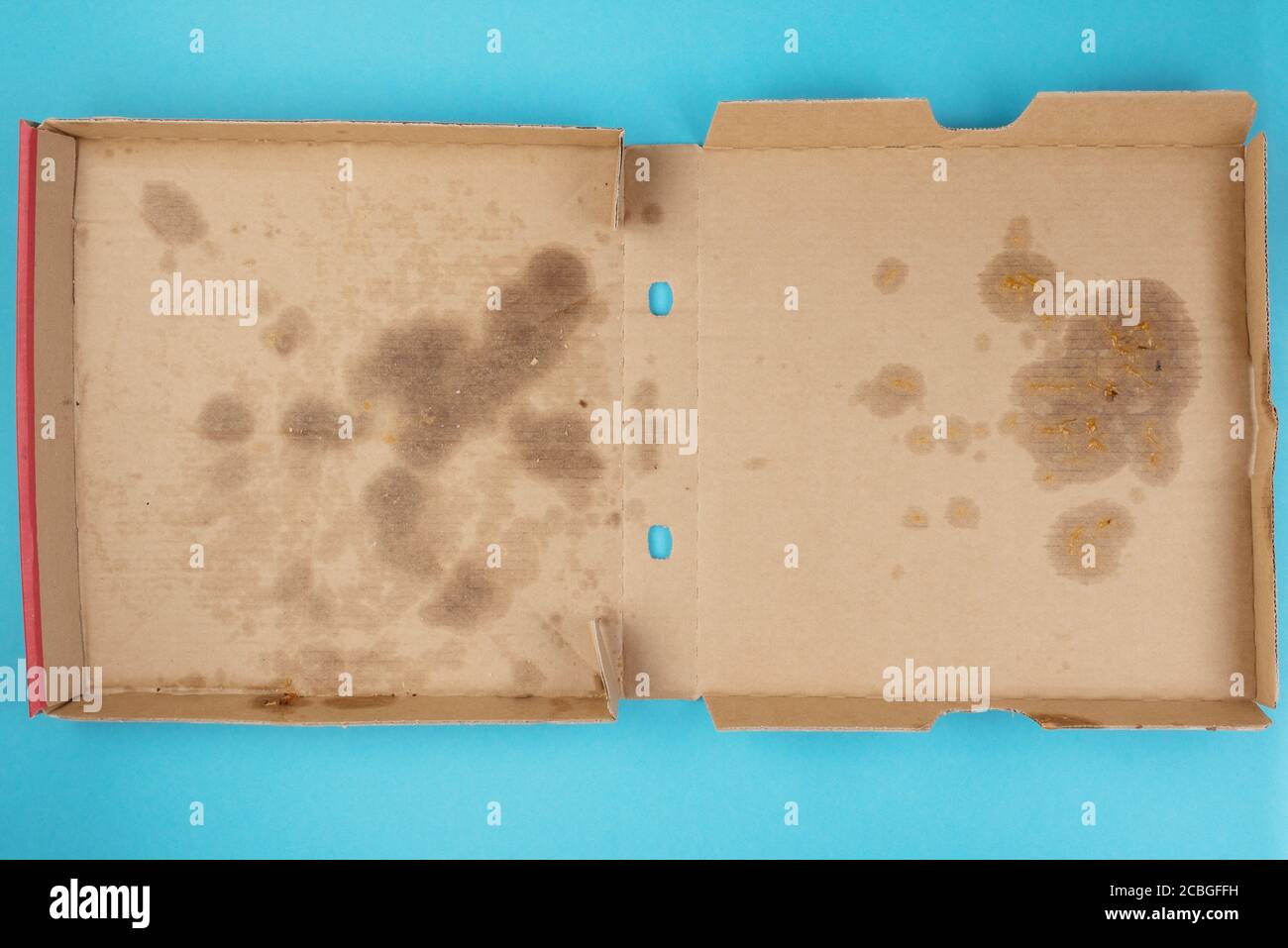 Oben Blick auf fettige leere Lieferung Pizzabox auf blau Hintergrund Stockfoto