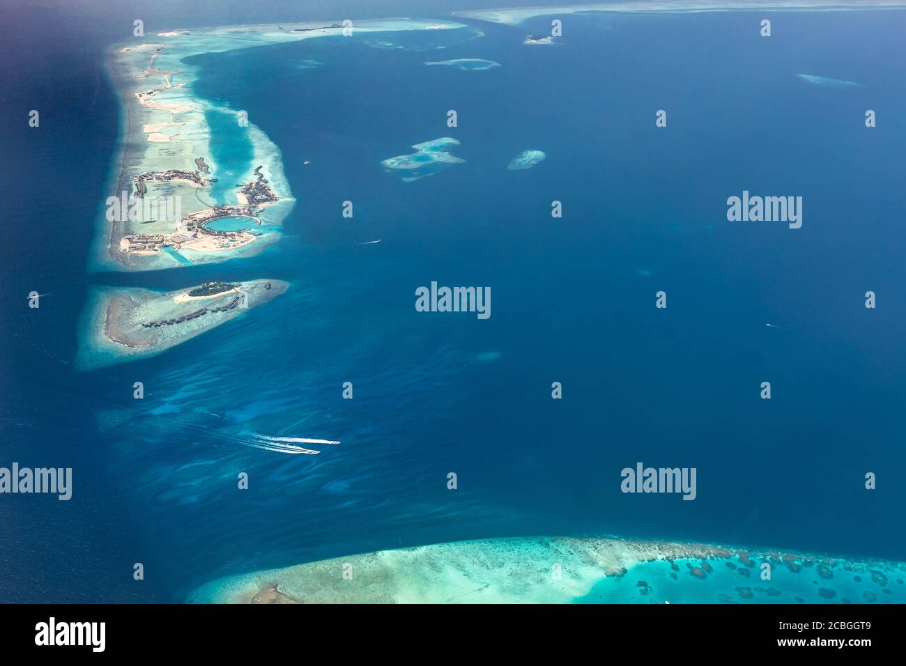 Luftaufnahme auf tropischen Inseln. Luftbild des wunderschönen Paradieses Malediven tropischen Strand auf der Insel. Sommer- und Reiseurlaubskonzept. Stockfoto