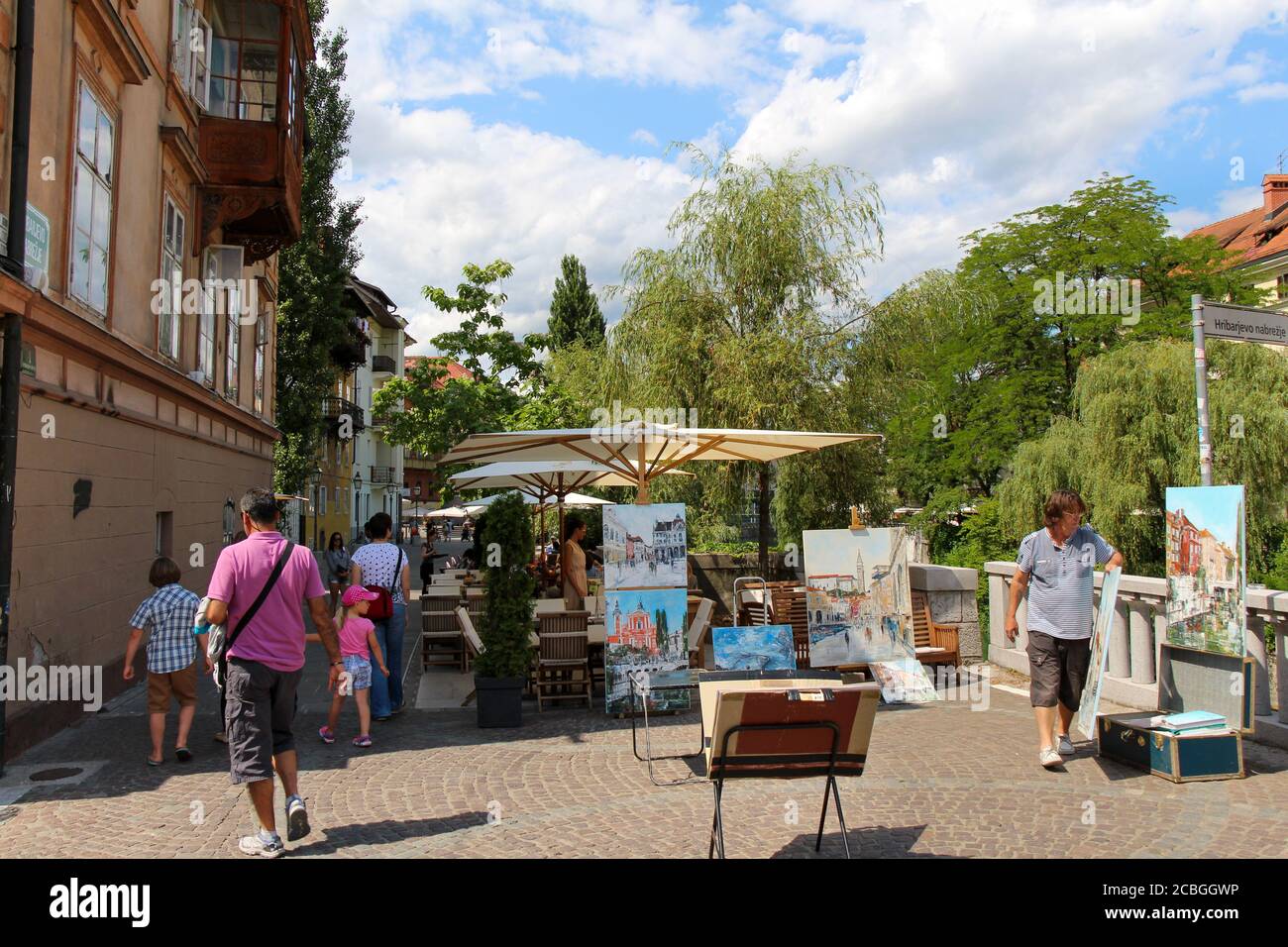 Ljubljana, Slowenien - 16. Juli 2018: Ein Künstlerstand auf einer Straße am Fluss Ljublijanica in Ljubljana, Slowenien Stockfoto