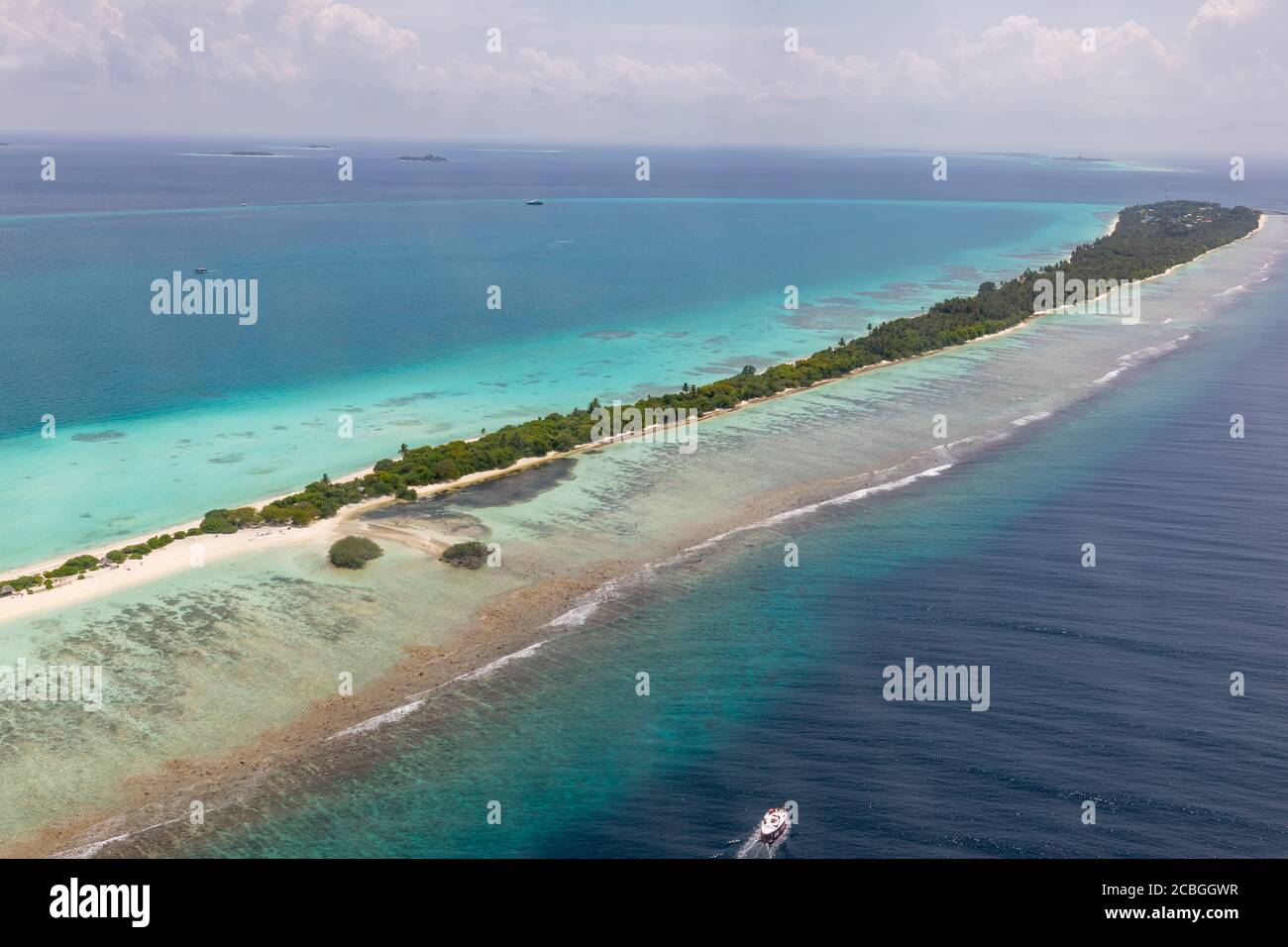 Luftaufnahme auf tropischen Inseln. Luftbild des wunderschönen Paradieses Malediven tropischen Strand auf der Insel. Sommer- und Reiseurlaubskonzept. Stockfoto