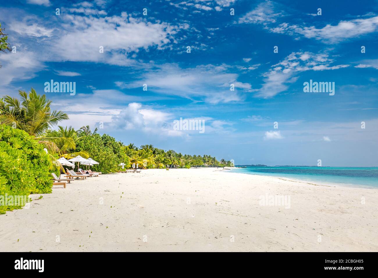 Schöner tropischer Strand mit weißem Sand, Palmen, türkisfarbenem Meer gegen blauen Himmel mit Wolken am sonnigen Sommertag. Perfekter Hintergrund im Querformat Stockfoto