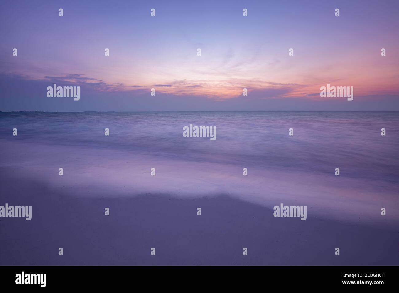 Sonnenuntergang Küste Seestape. Friedlicher Strandsand mit ruhigem Meerblick, Horizont und bunten Himmelswolken. Ruhe, unglaublich, entspannender Strand Stockfoto