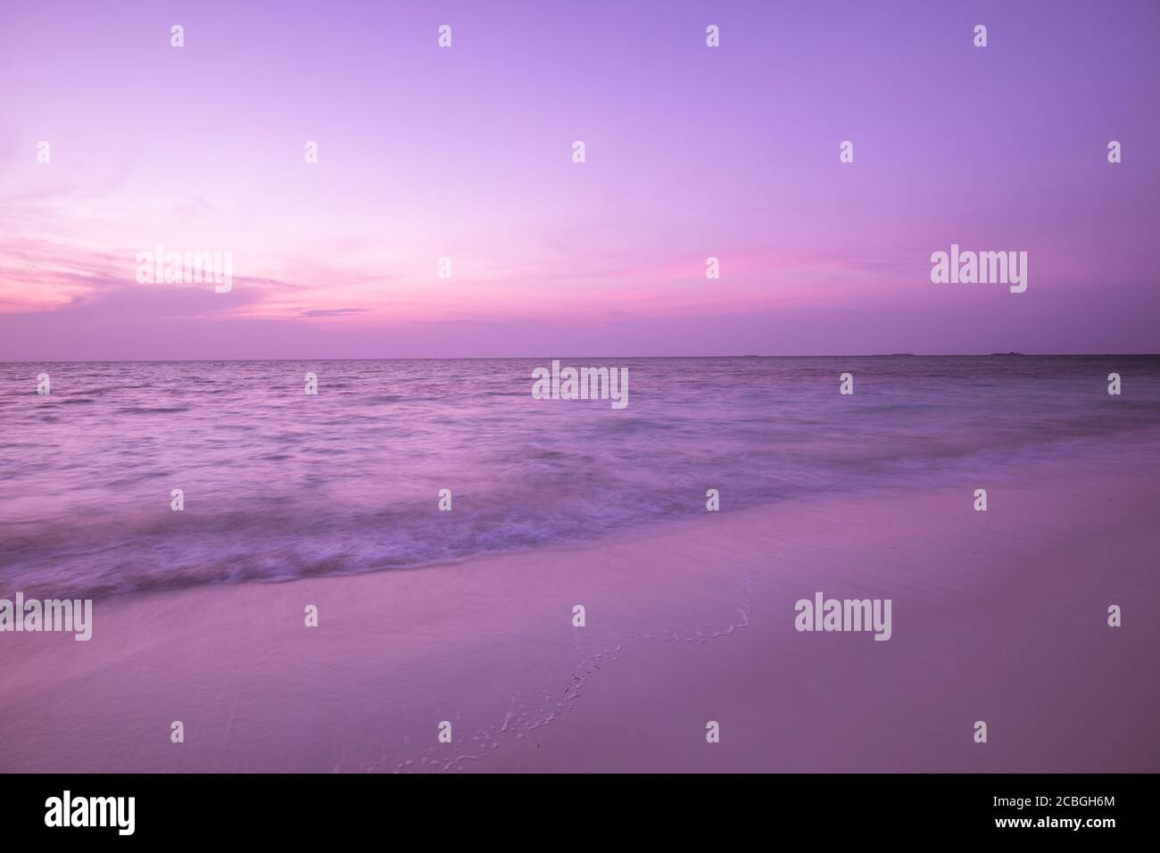 Sonnenuntergang Küste Seestape. Friedlicher Strandsand mit ruhigem Meerblick, Horizont und bunten Himmelswolken. Ruhe, unglaublich, entspannender Strand Stockfoto