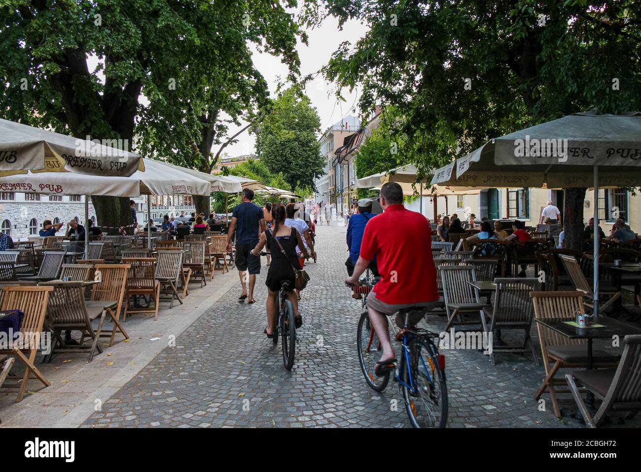 Ljubljana, Slowenien - 16. Juli 2018: Café und Kneipen entlang Petkovskovo Nabrezje am Fluss Ljublijanica, in Ljubljana, Slowenien Stockfoto