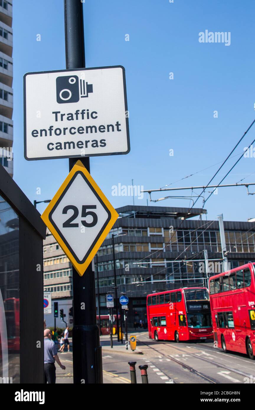 Verkehrsdurchsetzungskameras Schild Stockfoto