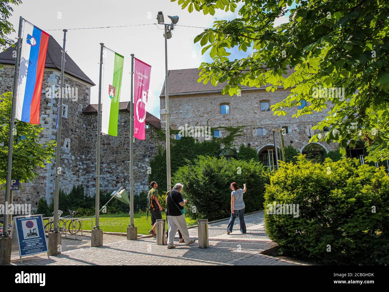 Ljubljana, Slowenien - 16. Juli 2018: Der Eingang zur Burg Ljubljana oder Ljubljanski Grad, in der Nachmittagssonne, Ljubljana, Slowenien Stockfoto
