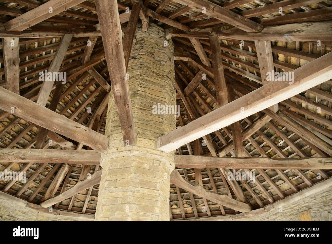 Die Dachhölzer und Steinfliesen der achteckigen Form Market Cross auch bekannt als Buttercross gebaut in 1673 Von der Familie Stawell.Somerset.UK Stockfoto