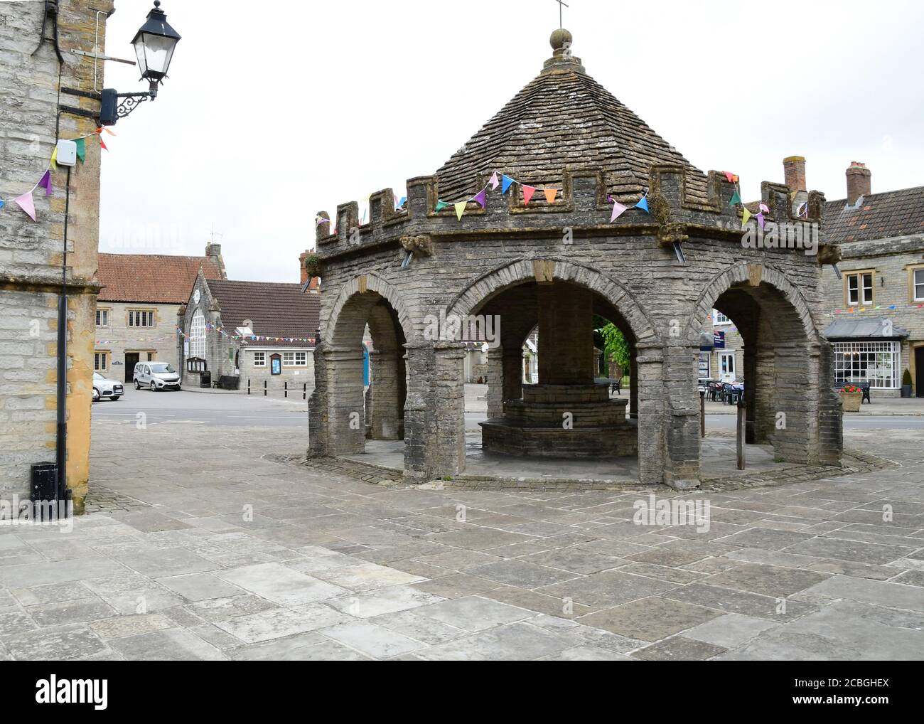 Der Marktplatz im Zentrum von Somerton enthält die Achteckiges Marktkreuz auch als Buttercross gebaut bekannt 1673 von der Stawell fami Stockfoto
