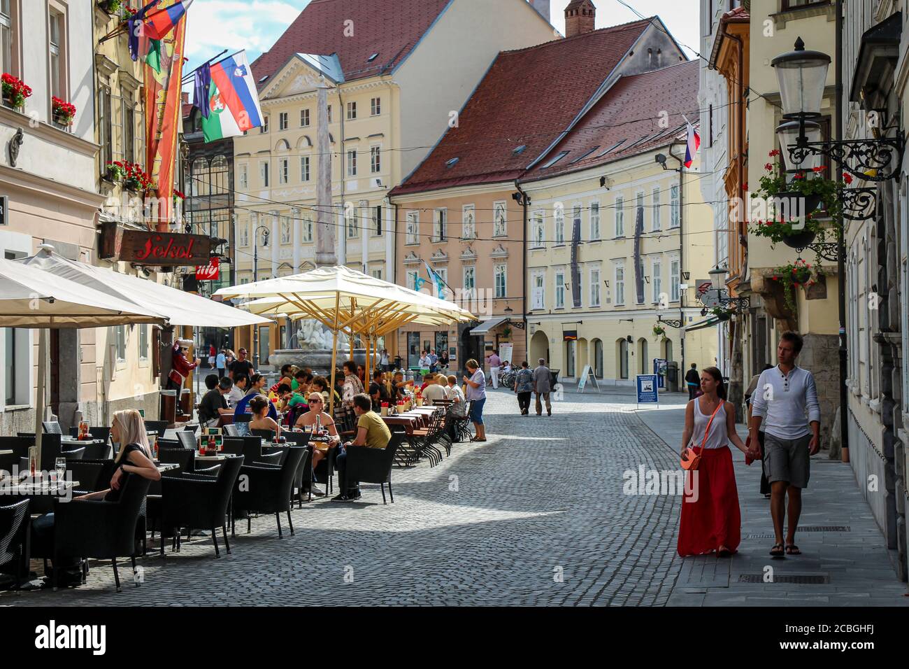 Ljubljana, Slowenien - 16. Juli 2018: Sokol Bar und Restaurant in der Ciril-Metodov Trg Straße, Ljubljana, Slowenien Stockfoto