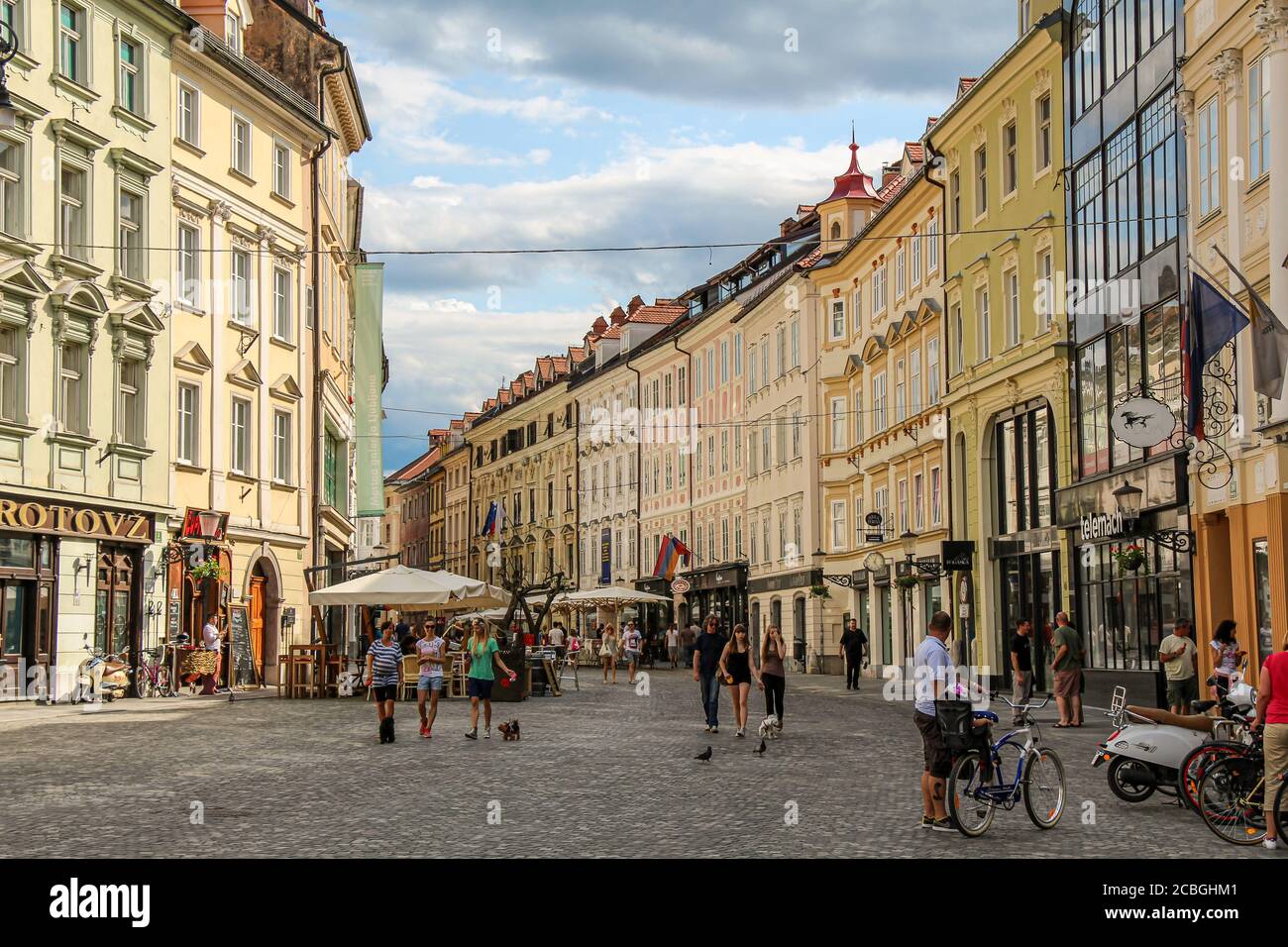 Ljubljana, Slowenien - 16. Juli 2018: Bars und Cafés in Mestni Trg, Stadtplatz von Ljubljana neben dem Rathaus, an einem Sommertag, Slowenien Stockfoto