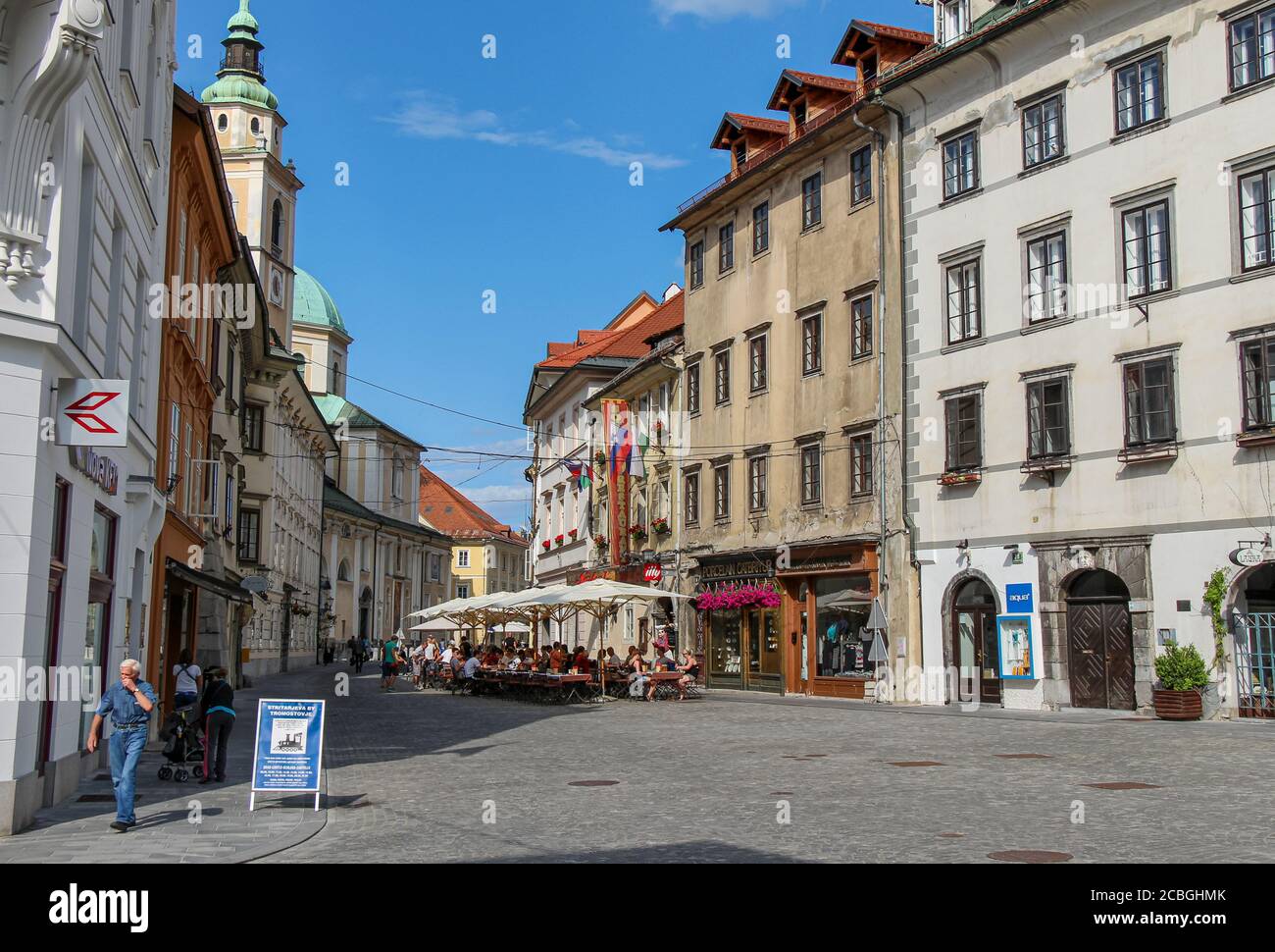 Ljubljana, Slowenien - 16. Juli 2018: Mestni Trg, Stadtplatz von Ljubljana neben dem Rathaus, an einem Sommertag, Slowenien Stockfoto