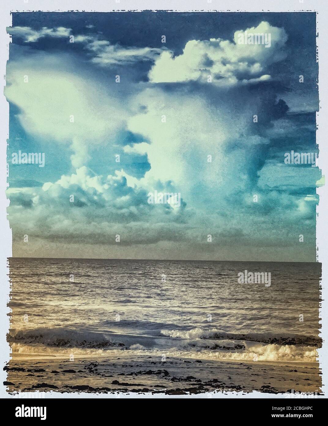 Meer szenische Big Fluffy Wolken Stockfoto