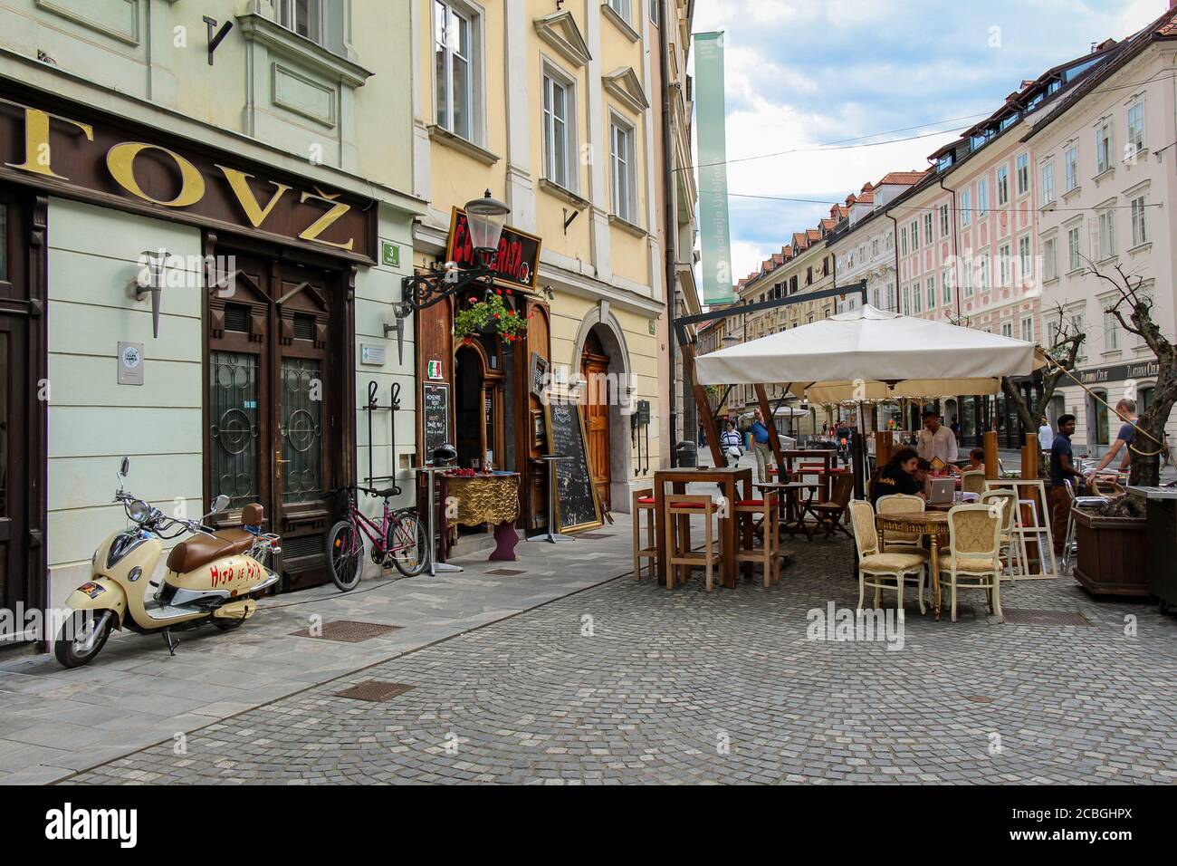 Ljubljana, Slowenien - 16. Juli 2018: Rotovz oder Rathaus in Mestni Trg, mit einer Vespa im Freien geparkt Stockfoto