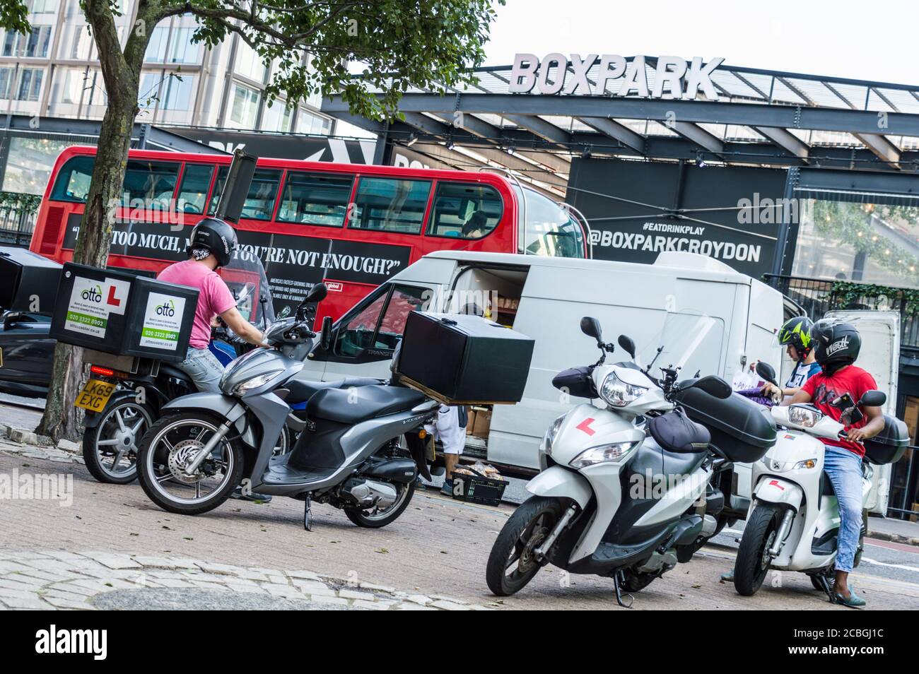 Food Delivery Scooter vor dem Boxpark in Croydon Stockfoto