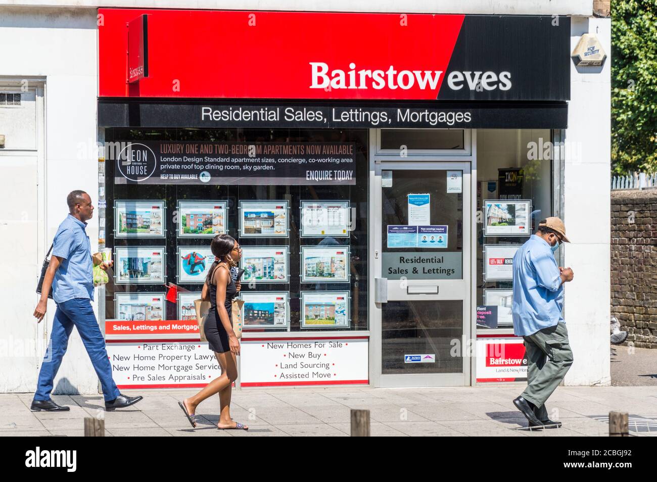 Immobilienmakler Shop für Bairstow Eves in Croydon High Street Stockfoto