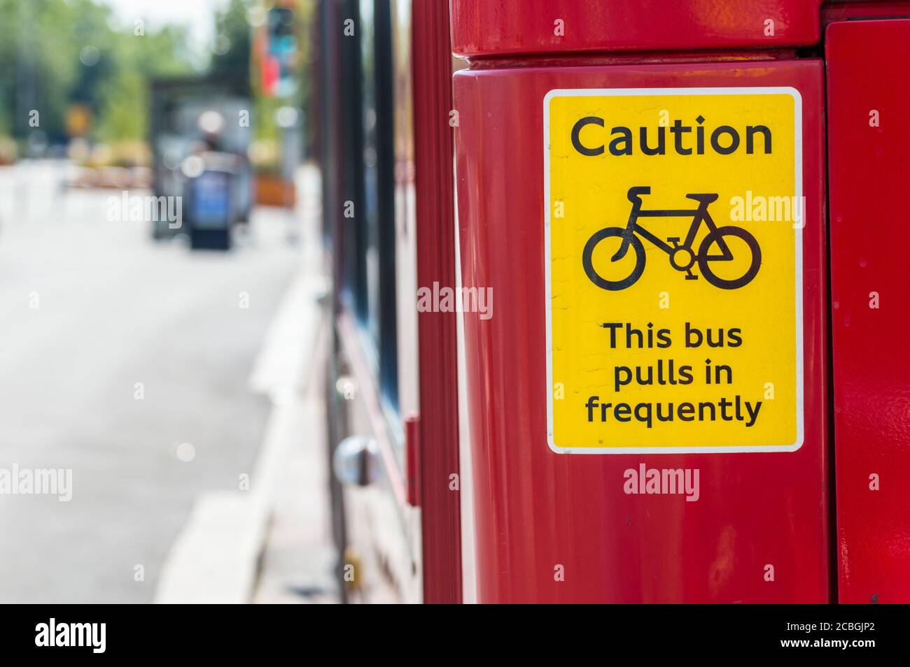 Warnung an den Radfahrer, da der Bus häufig einfährt Stockfoto