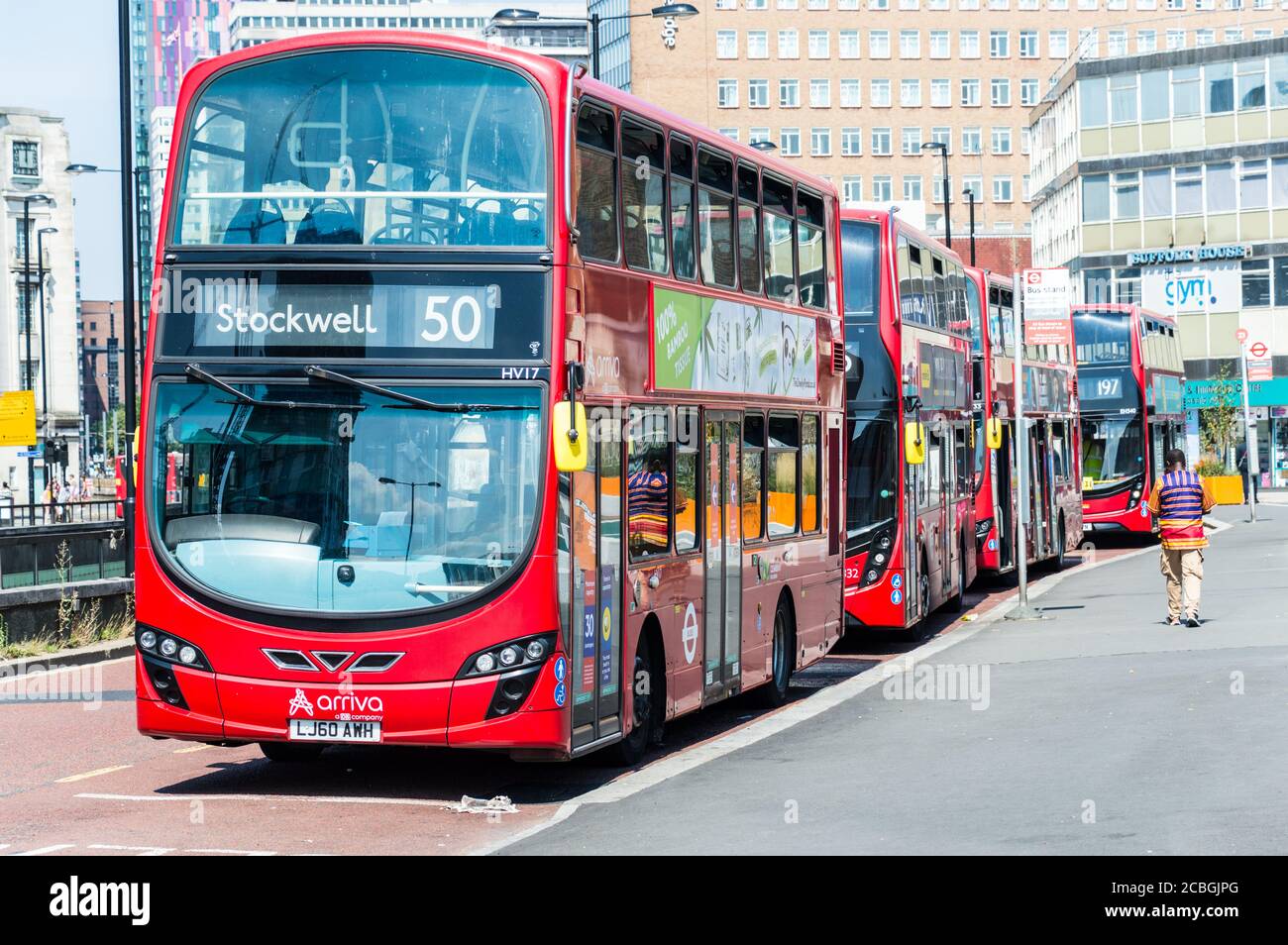 Rote Londoner Busse in Süd-London geparkt Stockfoto