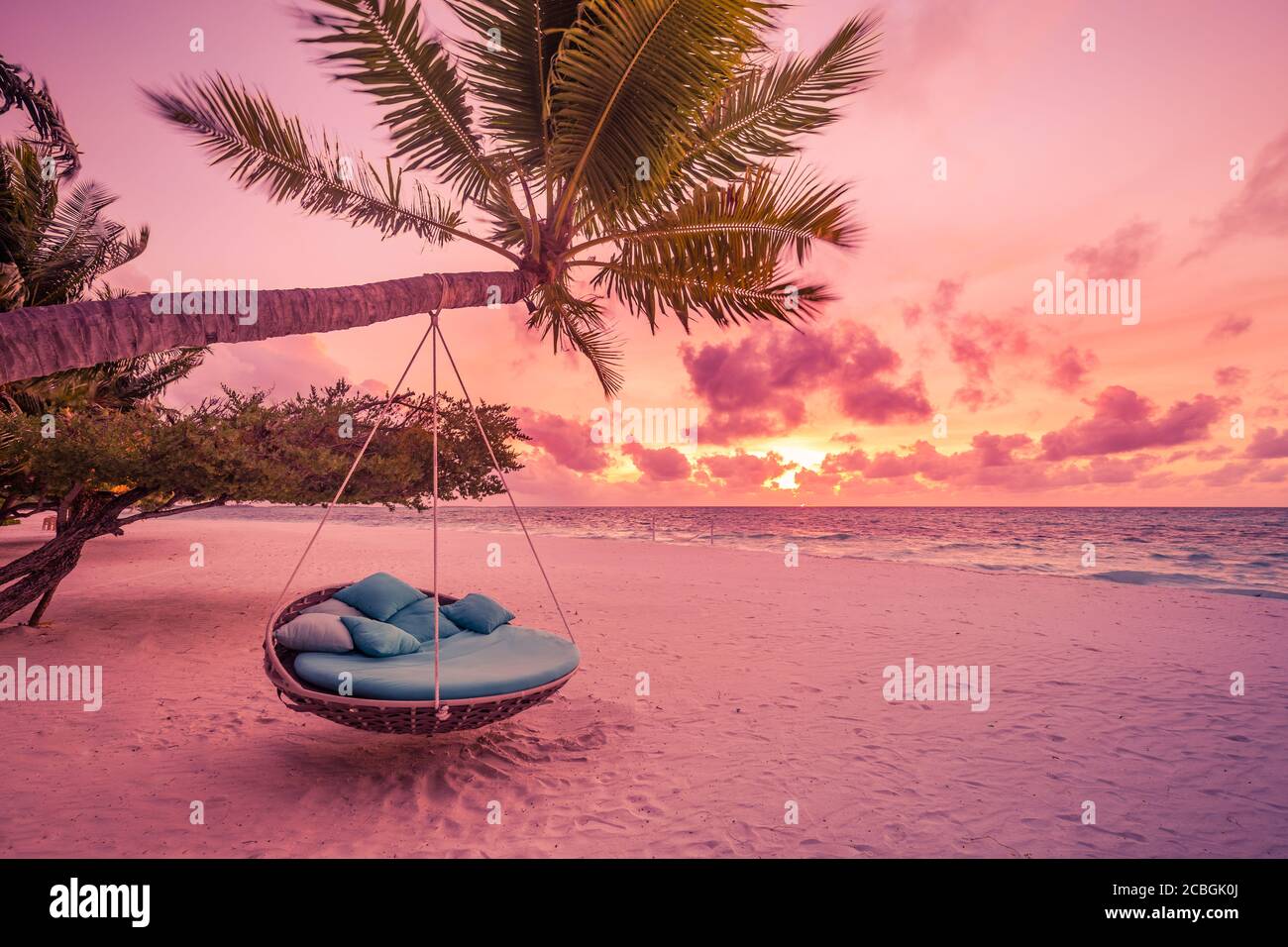 Tropischer Sonnenuntergang Strand Hintergrund als Sommerlandschaft Panorama mit Strand Schaukel oder Hängematte und weißem Sand ruhigen Meer Himmel Strand Banner. Tolle Aussicht auf den Strand Stockfoto