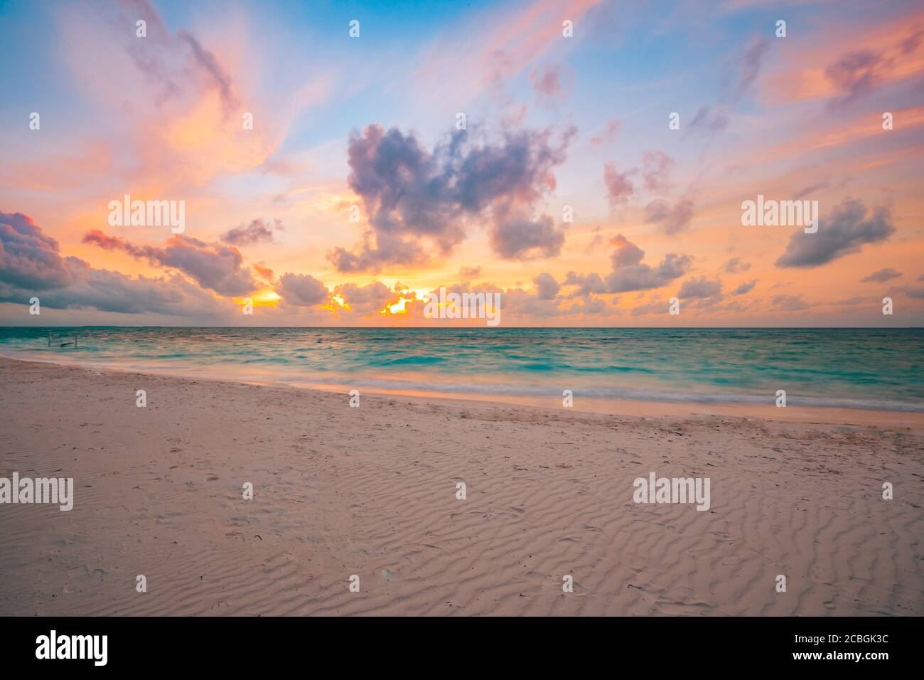 Meer Sand Himmel Konzept, Sonnenuntergang Farben Wolken, Horizont, horizontalen Hintergrund Banner. Inspirierende Naturlandschaft, schöne Farben, wunderbare Landschaft Stockfoto