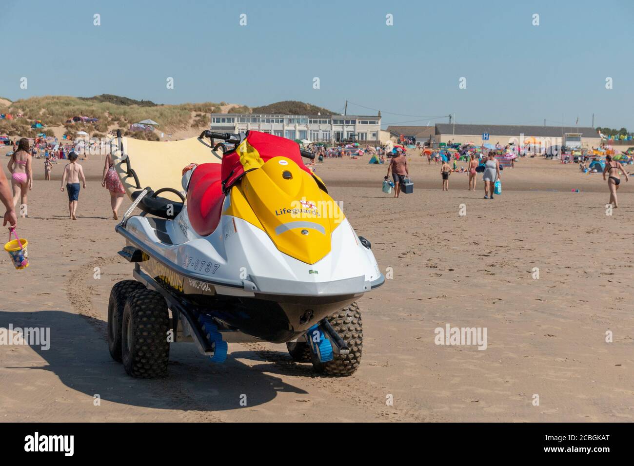 kent-August-2020-England- eine Nahaufnahme eines Rettungsschwimmerjetskis, der wartet Am Strand, falls es einen Notfall gibt Stockfoto