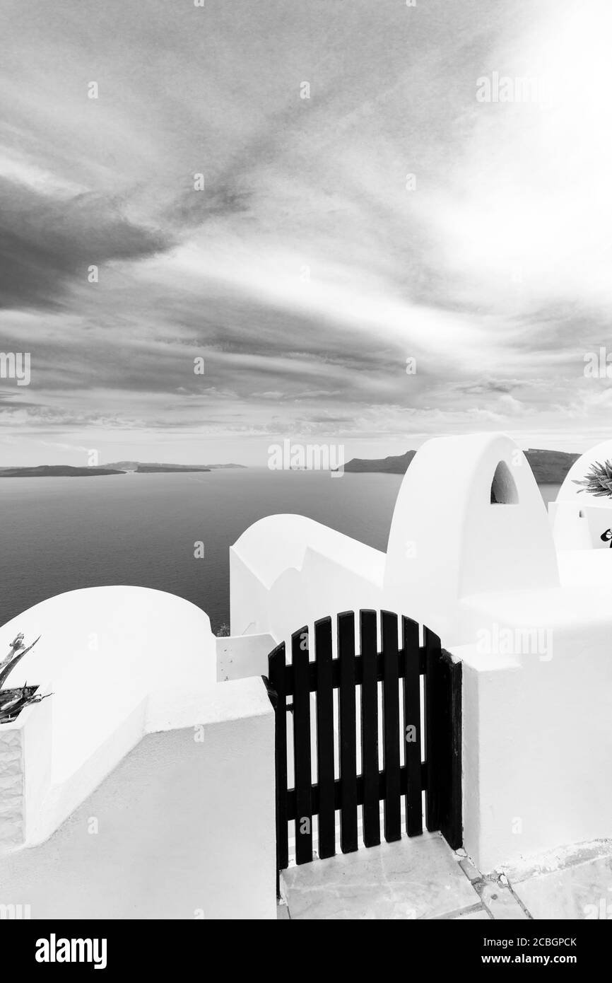 Häuser von Santorini in schwarz und weiß. Monochrome Reiselandschaft, griechische Architektur, Sommerurlaub, Urlaubsstimmung. Blick auf das Dorf in Griechenland Stockfoto
