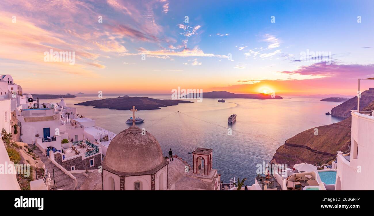 Tolle Aussicht auf die Insel Santorini am Abend. Malerischer Frühlingsuntergang auf dem berühmten griechischen Ferienort Fira, Griechenland, Europa. Hintergrund des Reisekonzepts. Kunst Stockfoto