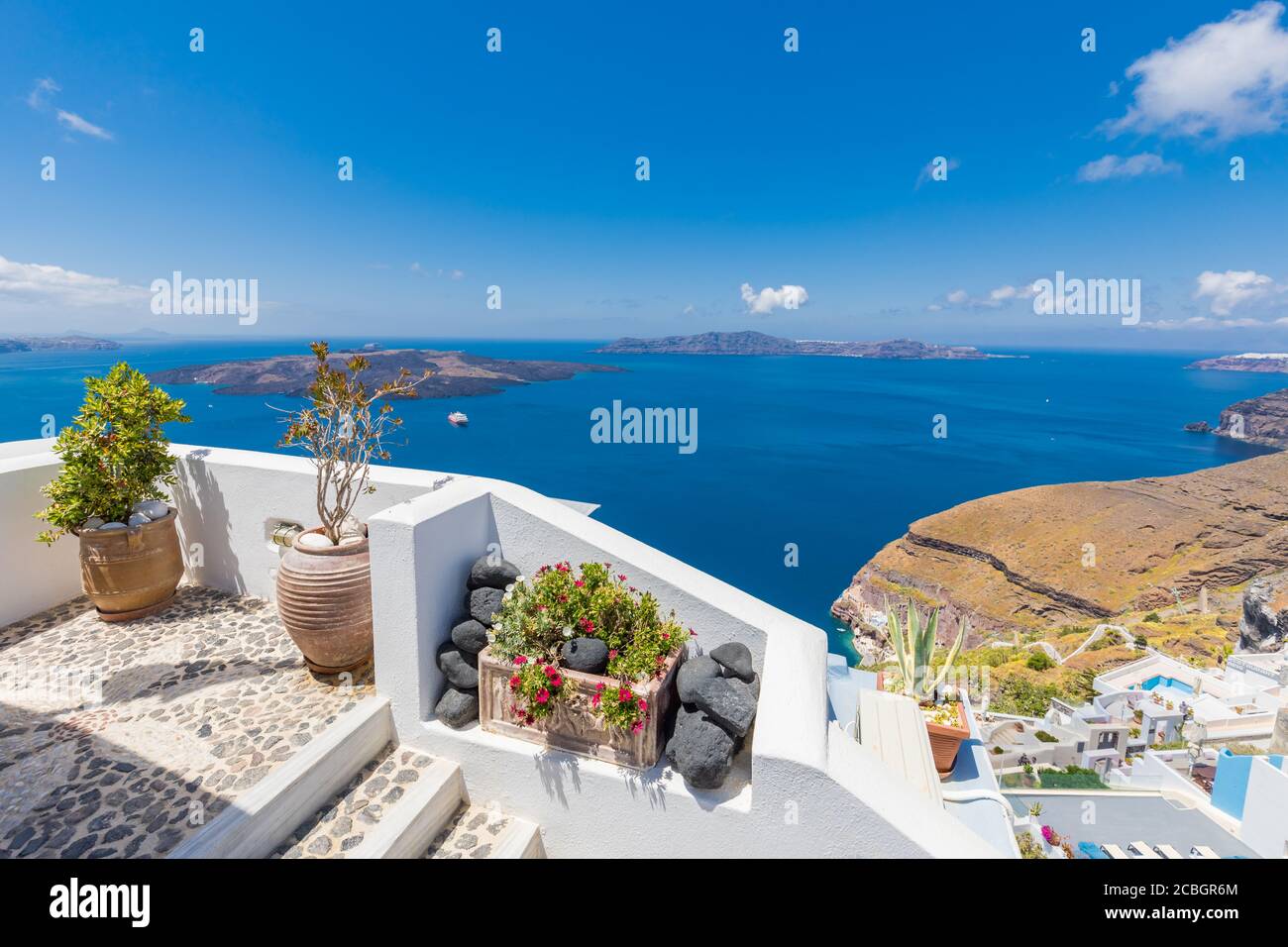 Sommerurlaub für Reise Ziel Hintergrund Konzept. Wunderschöne Landschaft Hintergrund, perfekter Urlaub, weiße Caldera Blick auf Santorini in Griechenland. Stockfoto