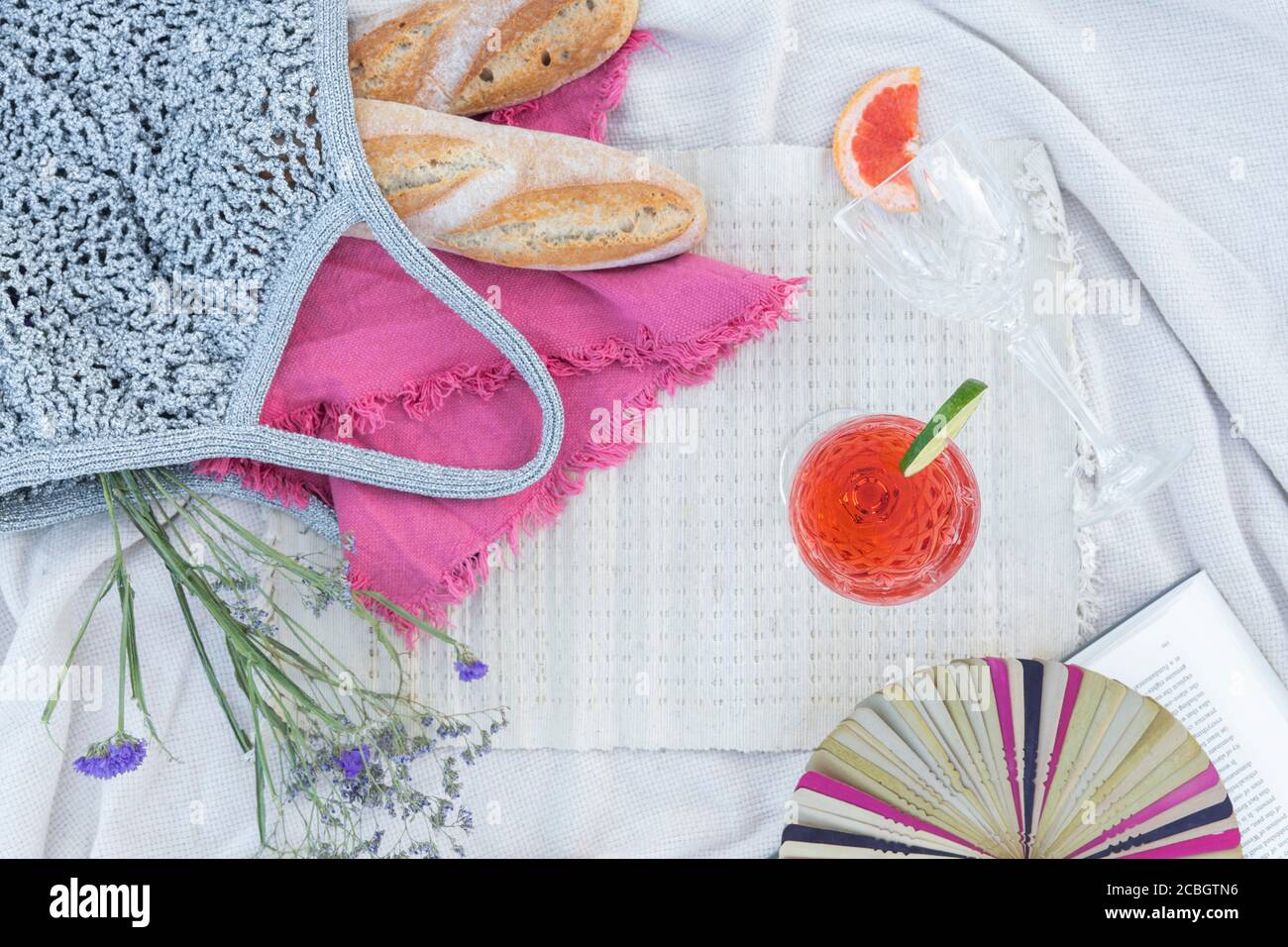 Sommerpicknick Stillleben Lifestyle Shot, von einem Glas Roséwein bei einem Luxus-Wohnung Sommer Picknick eingerichtet Stockfoto