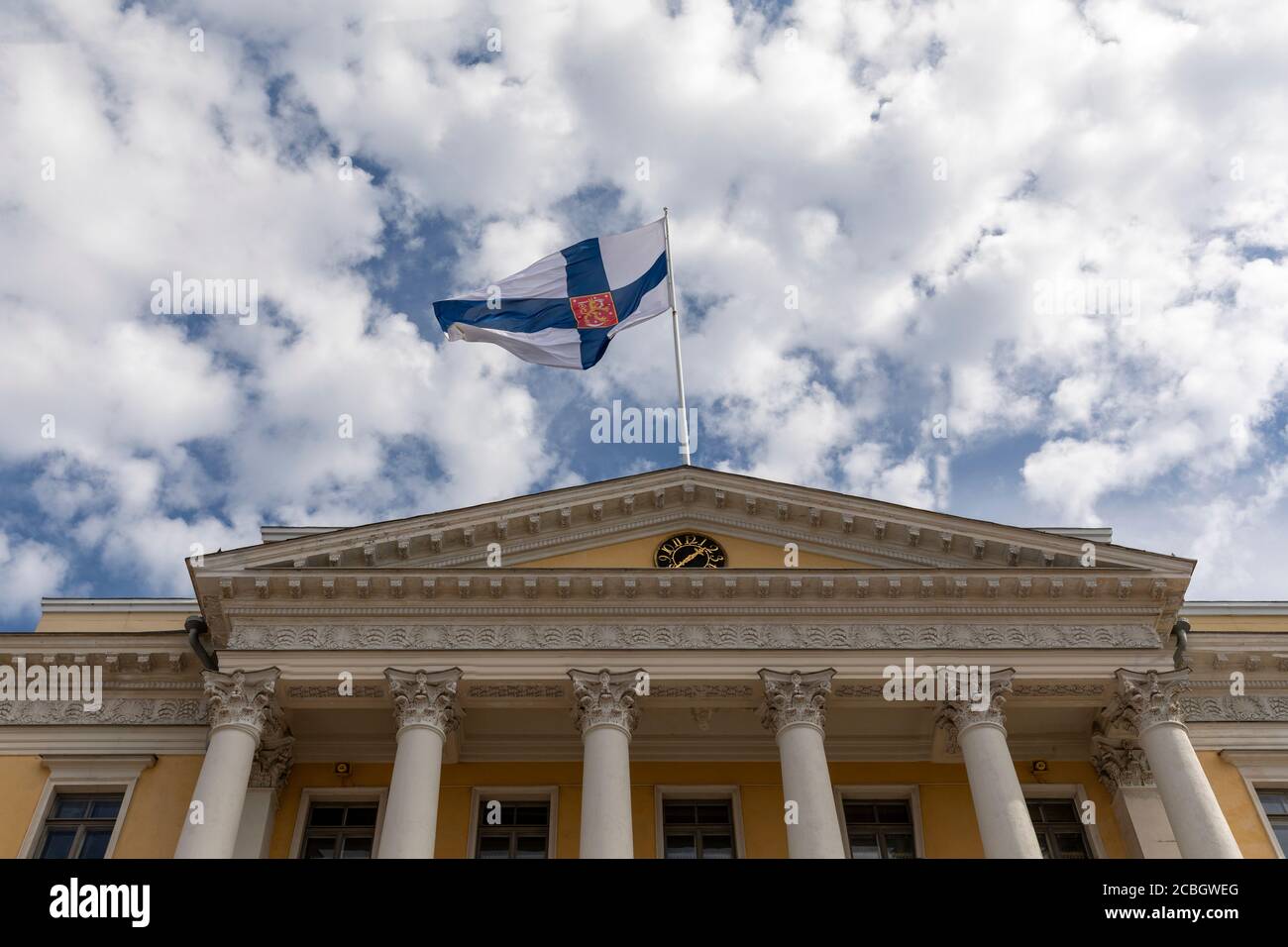 Finnische Staatsflagge über dem Regierungsgebäude in Helsinki Stockfoto