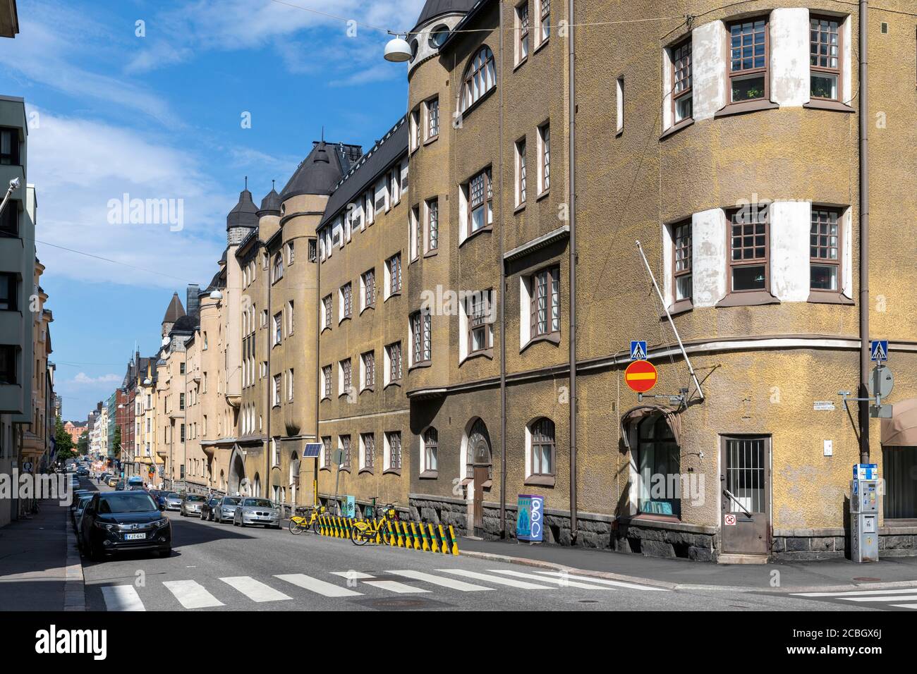 Alte Gebäude in der finnischen Hauptstadt Helsinki wurden über einen langen Zeitraum gebaut. Jedes Gebäude zeigt populäre Architektur zu seiner Ära. Stockfoto