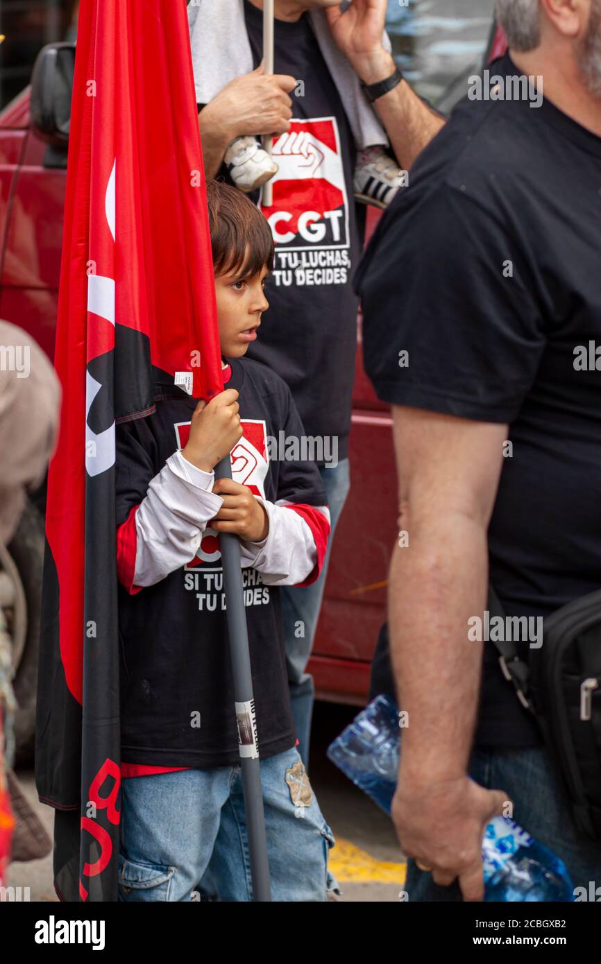 Barcelona, Spanien 05/01/2010: Labour Day Parade, bei der Arbeiter T-Shirts mit dem CGT (General Confederation of Labor) Logo auf den Straßen tragen und marschieren. A s Stockfoto