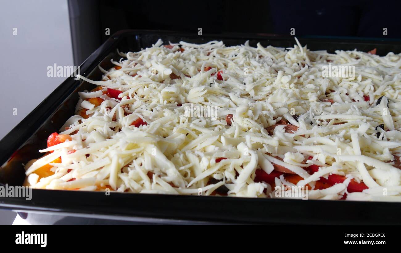 Panning Schuss über ungebackene rohe Pizza auf Pfanne Stockfoto
