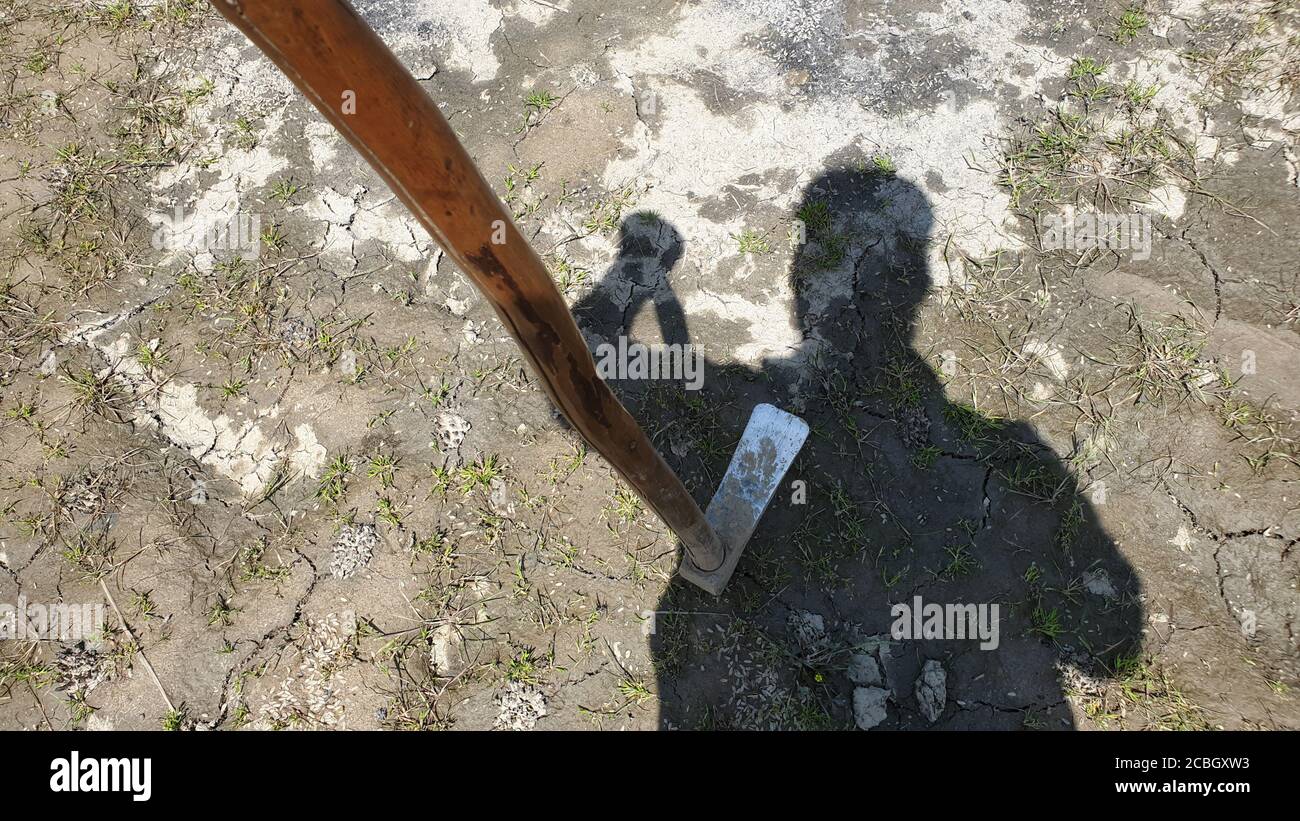 Schatten des menschlichen Körpers und Fußstapfen Spaziergang durch das Tal des Schattens Stockfoto