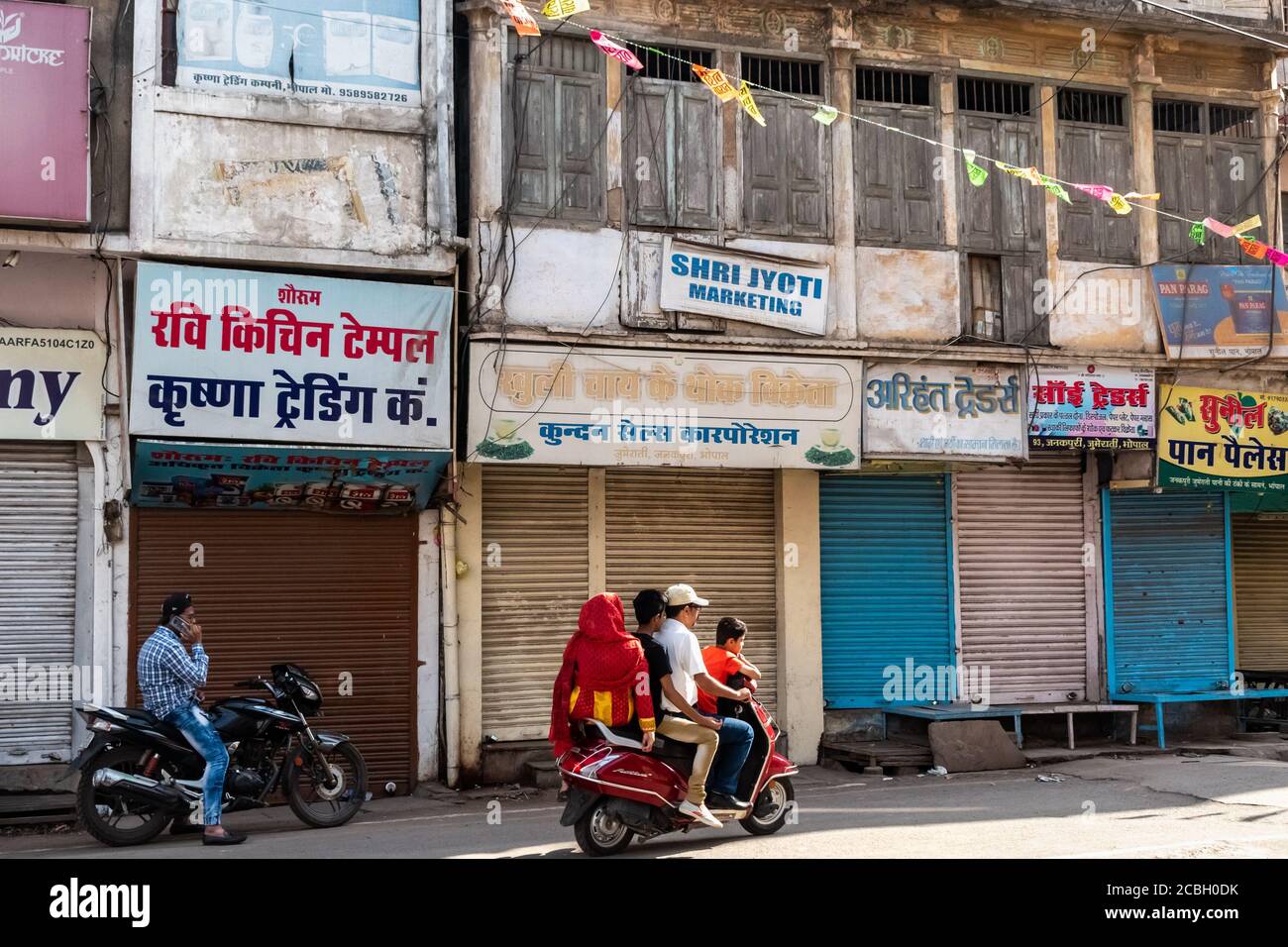 Bhopal, Madhya Pradesh, Indien - März 2019: Eine indische vierköpfige Familie fährt auf einem Roller auf den Marktstraßen der Altstadt von Bhopal. Stockfoto