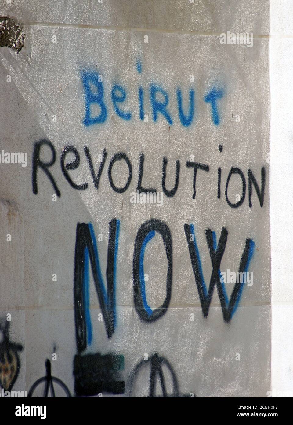 Graffiti an einer Wand in Beirut gibt der libanesische Staat "Beirut Revolution Now" aus dem Jahr 2012 Einblick in die anhaltenden Schwierigkeiten, die das Land im Laufe der Jahre politisch, wirtschaftlich und sozial hatte. Stockfoto