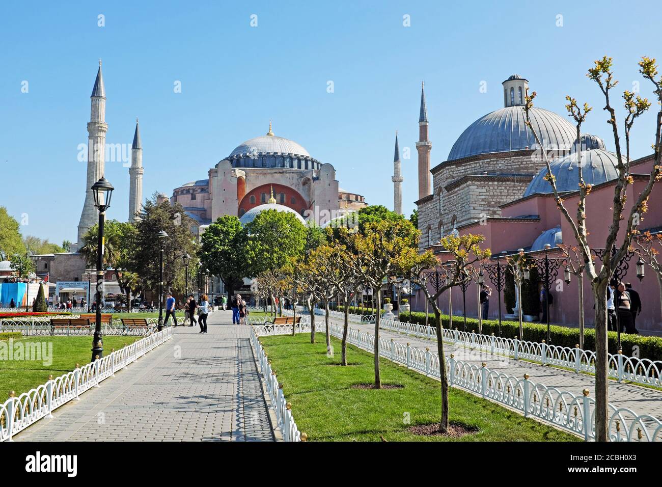 Gehweg, der zur Hagia Sophia führt, eine historische Kirche, die zum Museum wurde und sich in Istanbul, Türkei, befindet. Stockfoto