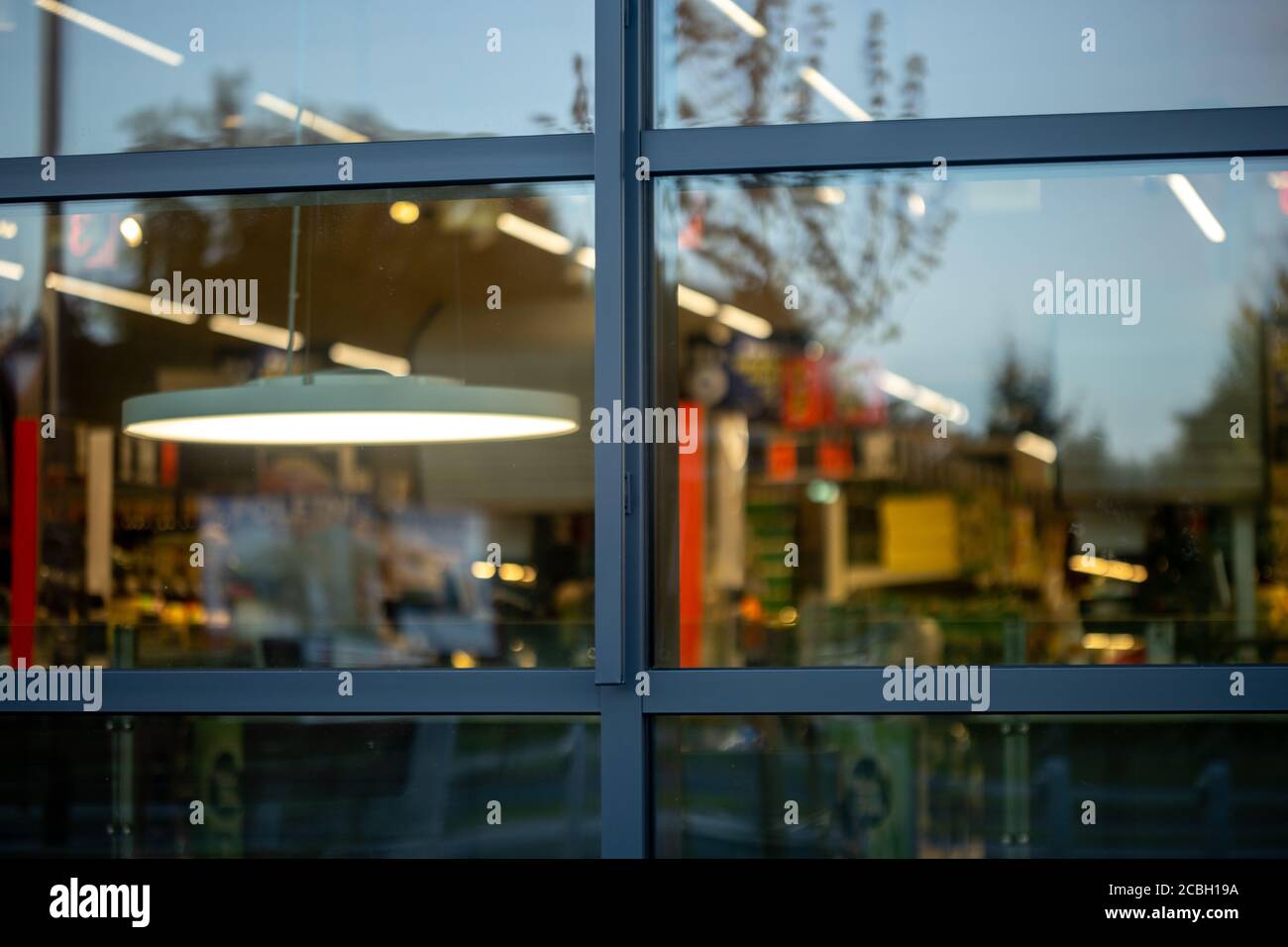 Supermarkt Schaufenster mit Lichtern und Werbung im Inneren Stockfoto