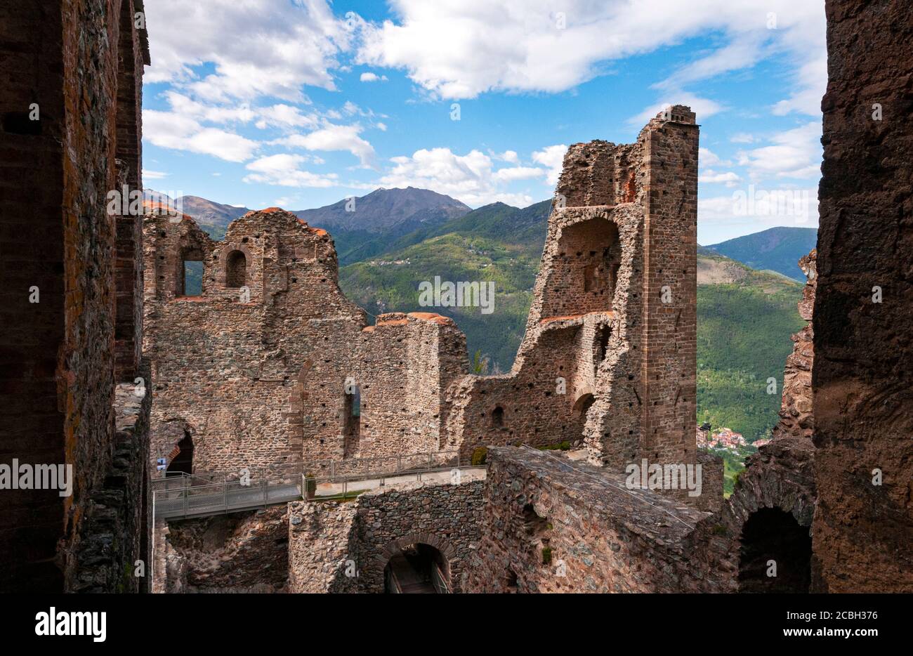 Ruinen des religiösen Komplexes Sacra di San Michele, Piemont, Italien Stockfoto