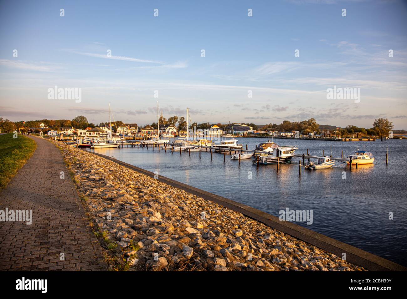 Hiddensee, Deutschland, 10-14-2019, Insel Hiddensee im Vorpommerschen Lagunengebiet/Boote im Hafen von Vitte im Morgenlicht Stockfoto