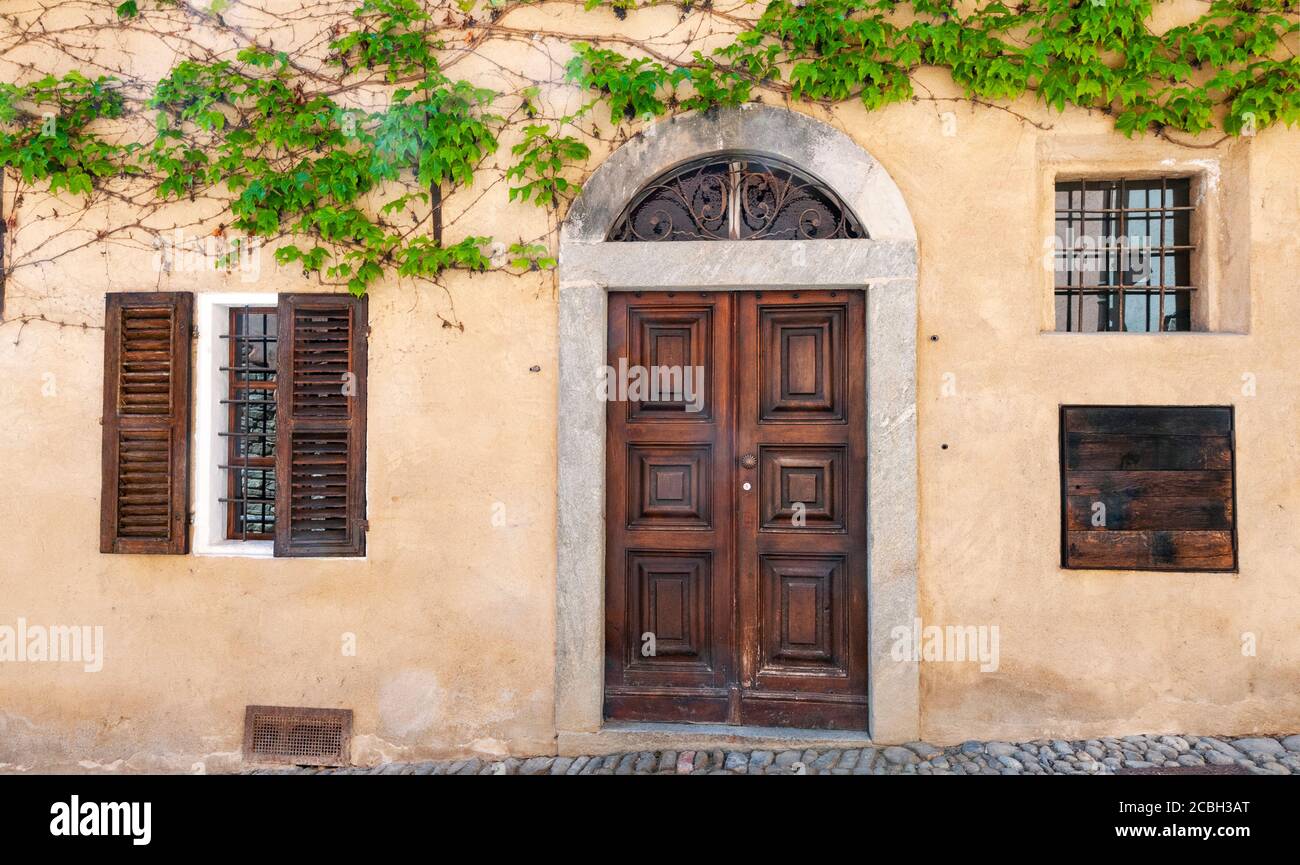 Tür und Fenster, Monforte, Piemont, Italien Stockfoto