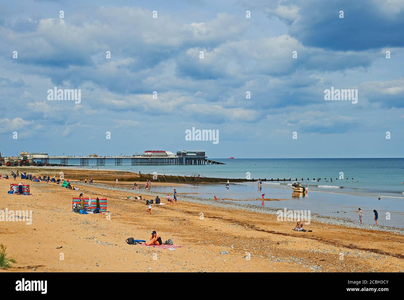 Cromer Strand und Pier an einem Sommertag Stockfoto