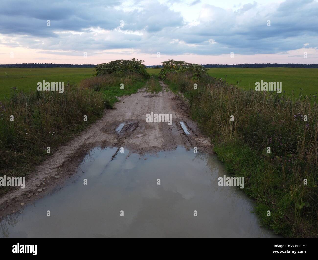 Alte Landstraße im Sommer Luftaufnahmen Stockfoto