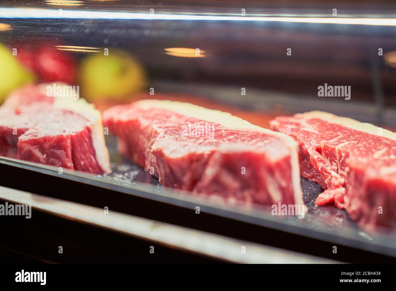 Dicke Scheiben rohes, gegartes Rindfleischsteak in einer gekühlten Vitrine bei Bodeguita 1999, Alicante, Spanien Stockfoto