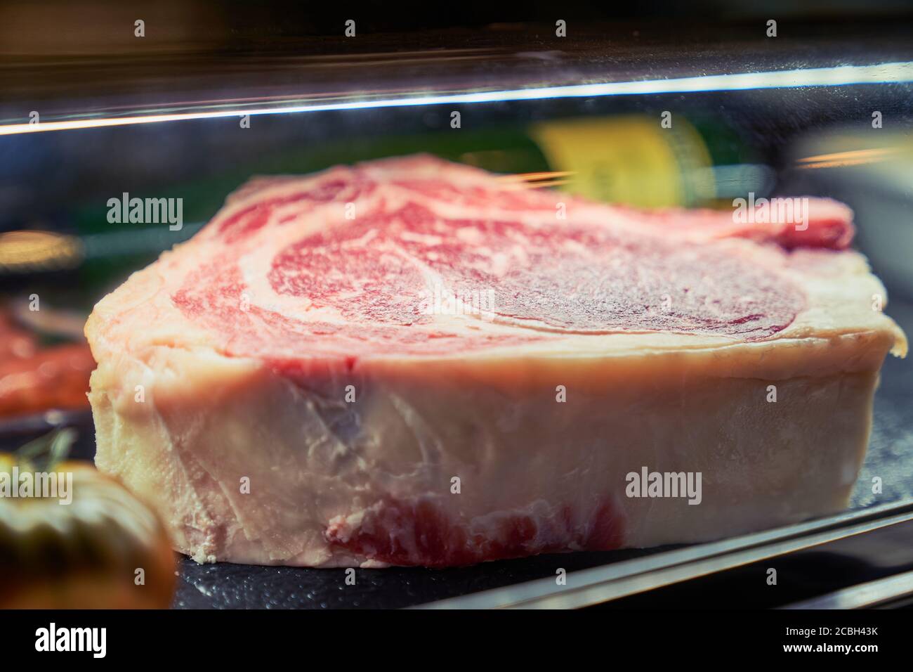 Nahaufnahme eines dicken marmorierten rohen Rinderrippensteaks in einer Restaurantvitrine, Alicante, Spanien Stockfoto