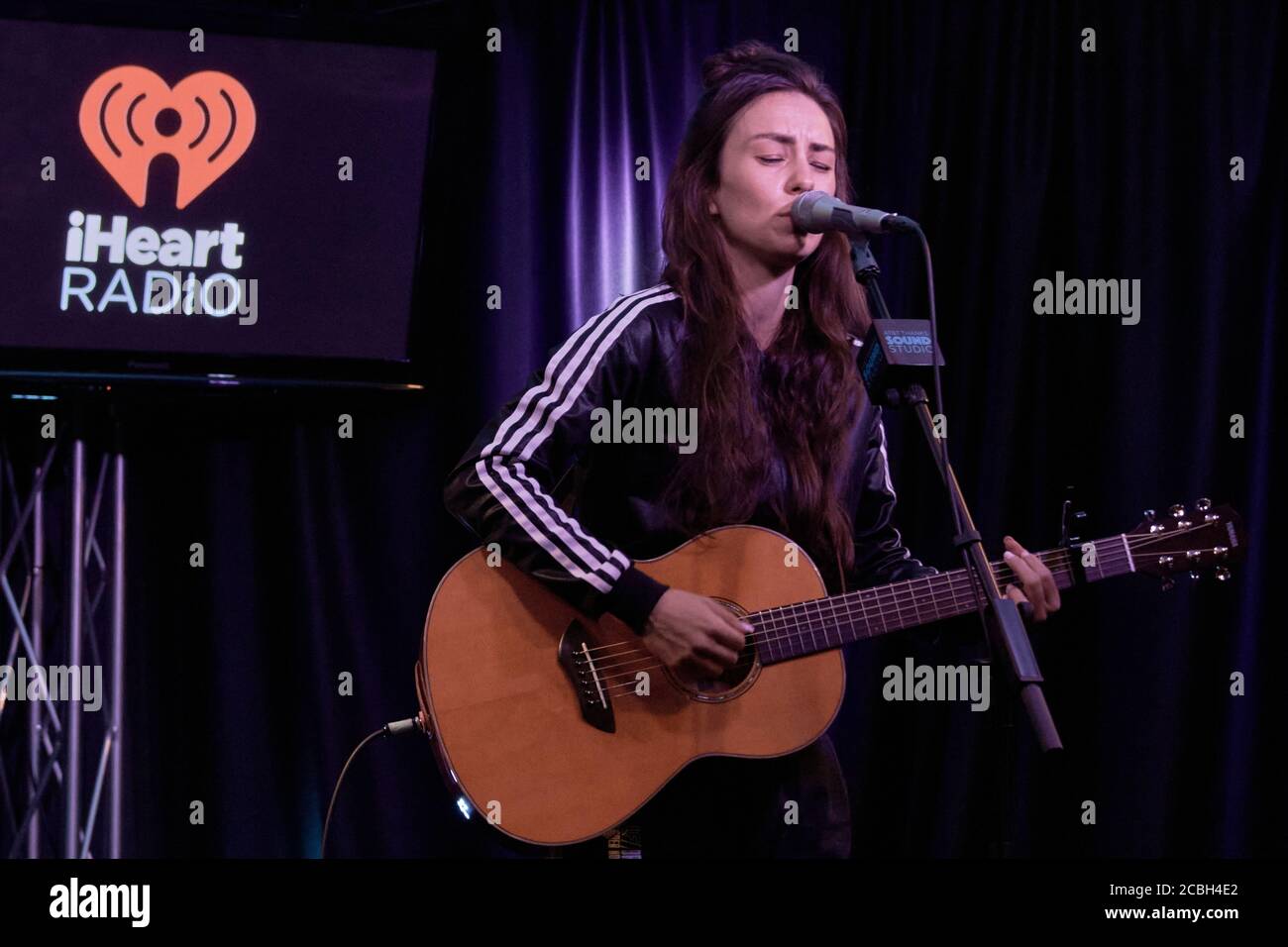 BALA CYNWYD, PA, USA - 10. OKTOBER 2018: Die australische Singer-Songwriterin Amy Shark besucht das Performance Theatre von Radio 104.5. Stockfoto