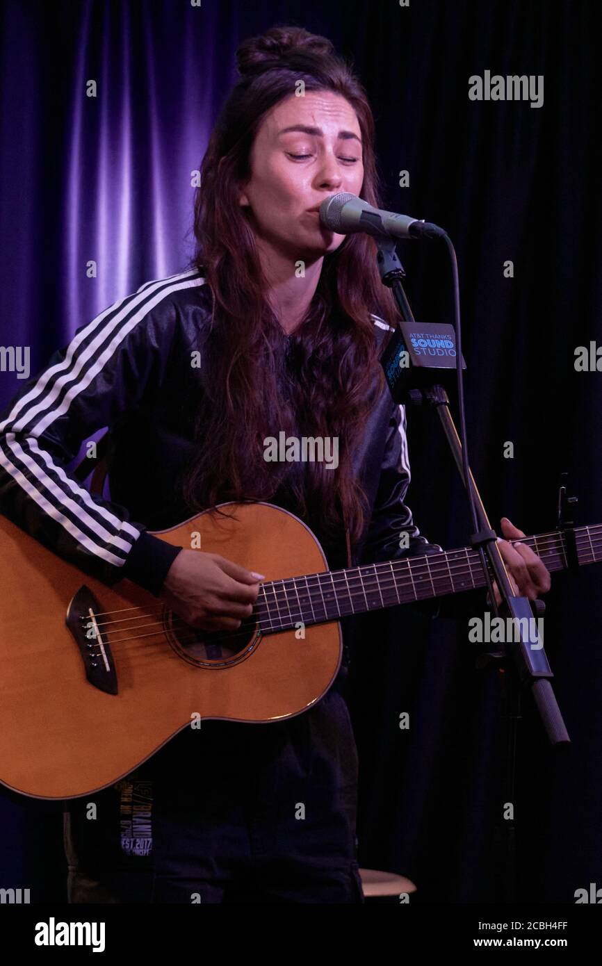 BALA CYNWYD, PA, USA - 10. OKTOBER 2018: Die australische Singer-Songwriterin Amy Shark besucht das Performance Theatre von Radio 104.5. Stockfoto