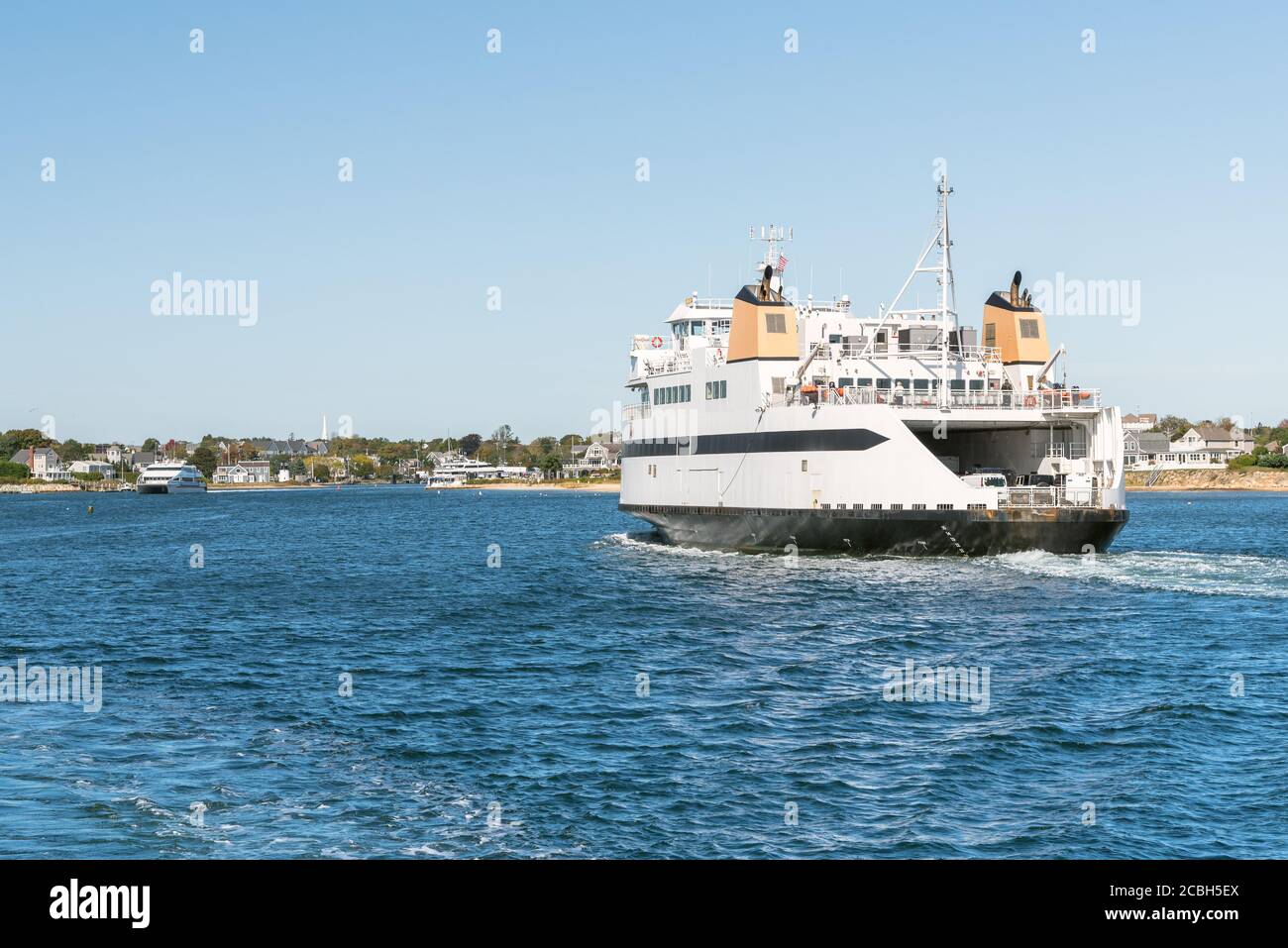 Autofähre fährt in einem klaren Herbst in einen Hafen Tag Stockfoto