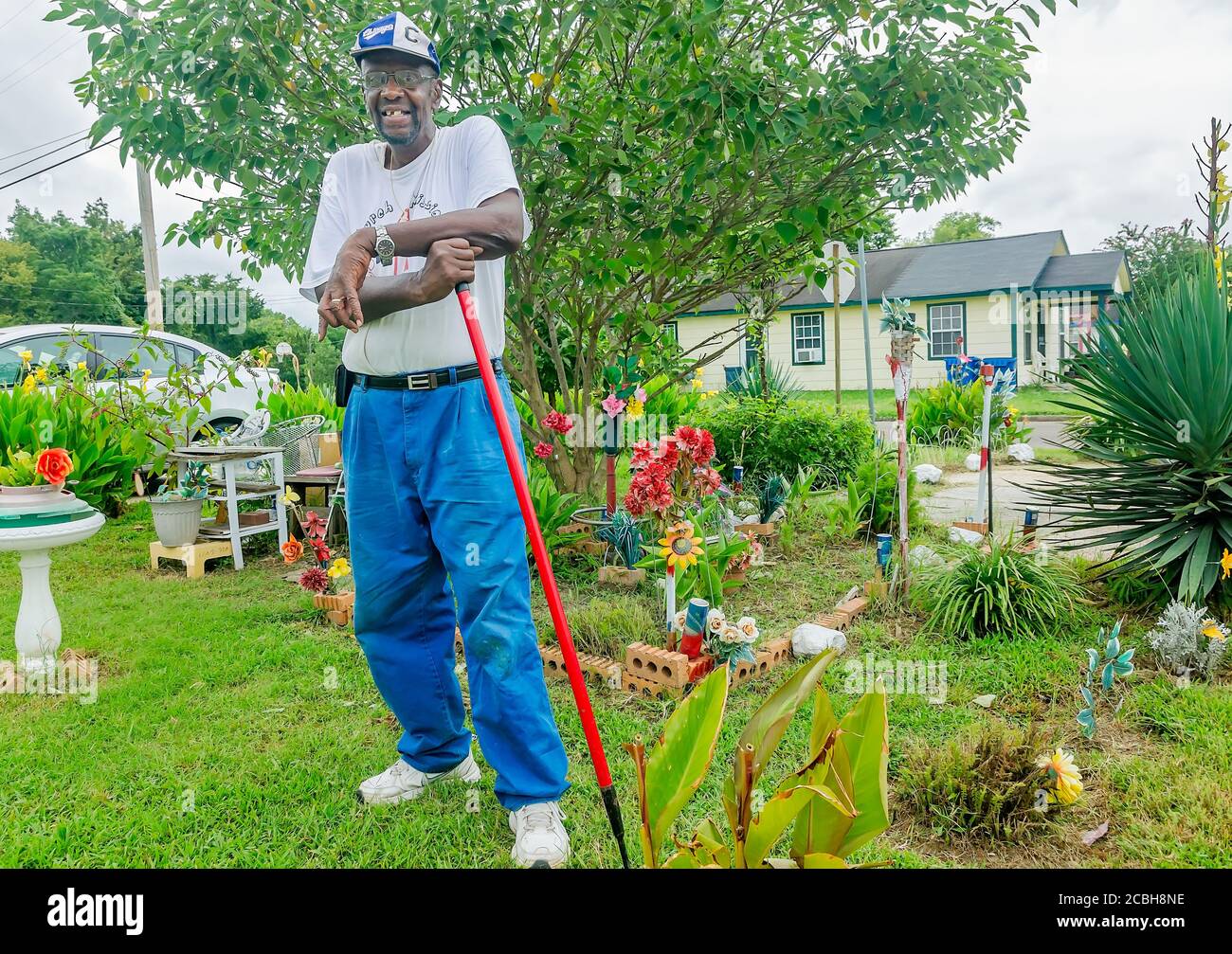 Ein afroamerikanischer Mann macht eine Pause von der Gartenbehtung im Mississippi Delta, 13. August 2016, in Clarksdale, Mississippi. Stockfoto